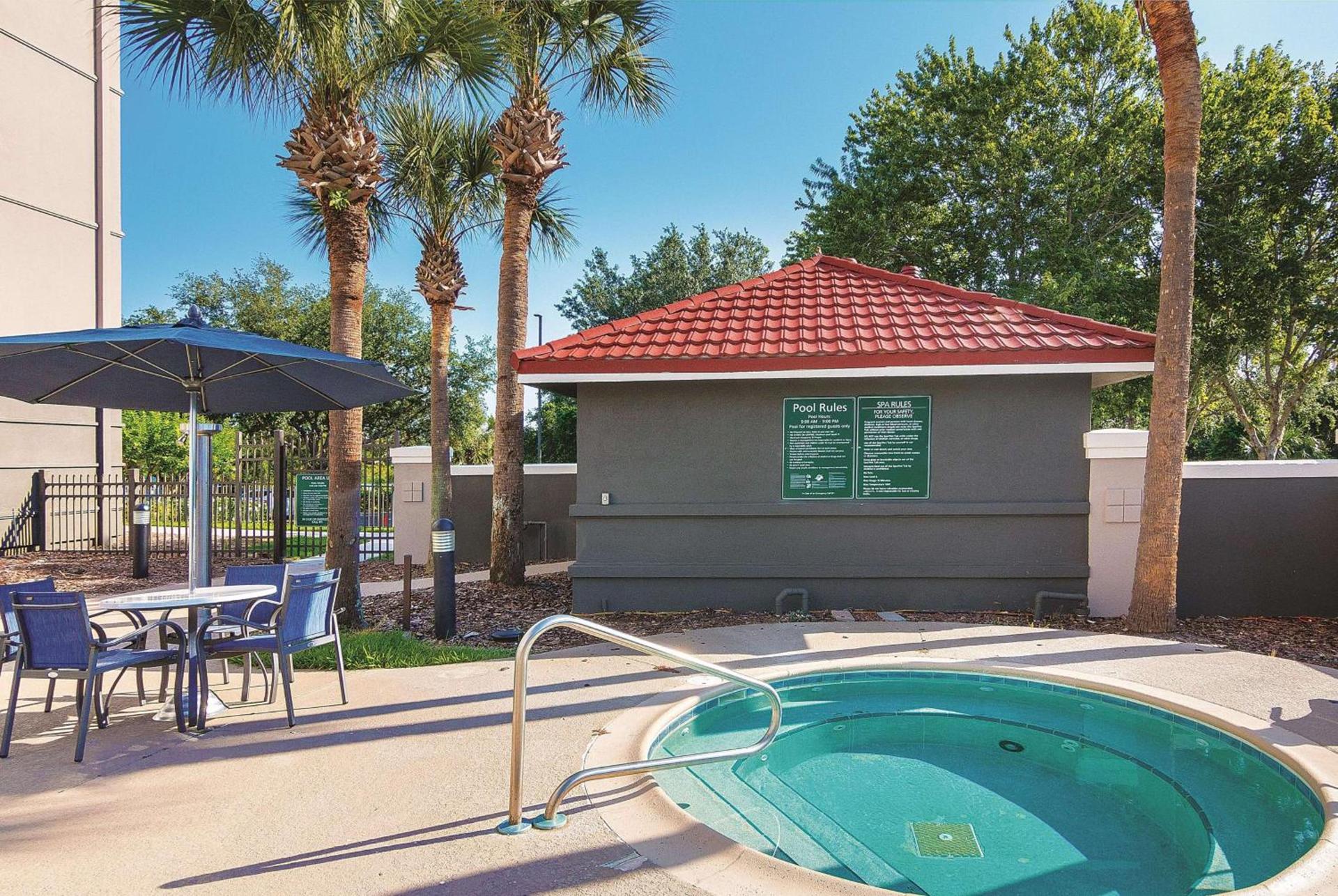 La Quinta by Wyndham Orlando UCF photo 3