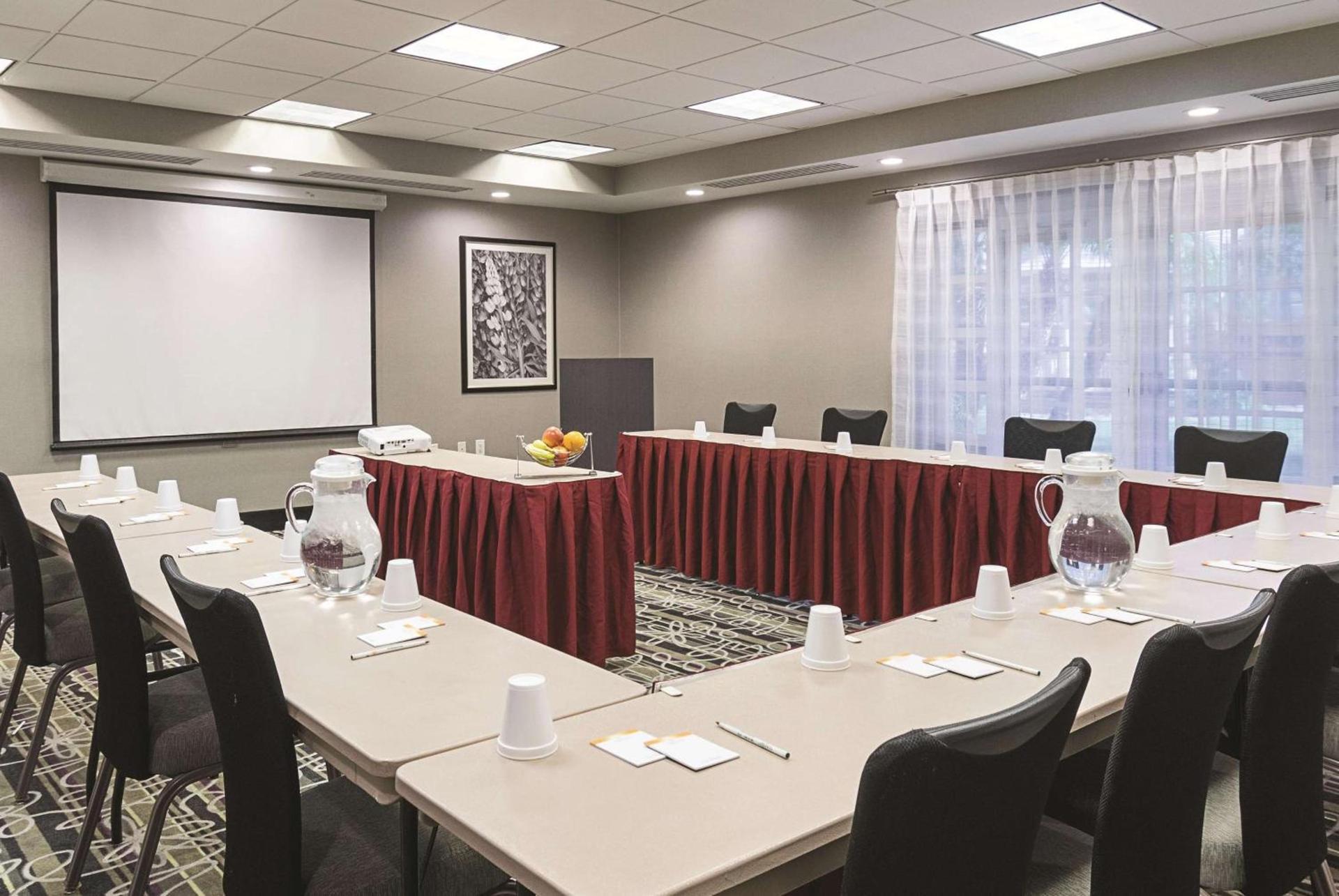 La Quinta Inn & Suites by Wyndham Ontario Airport photo 7