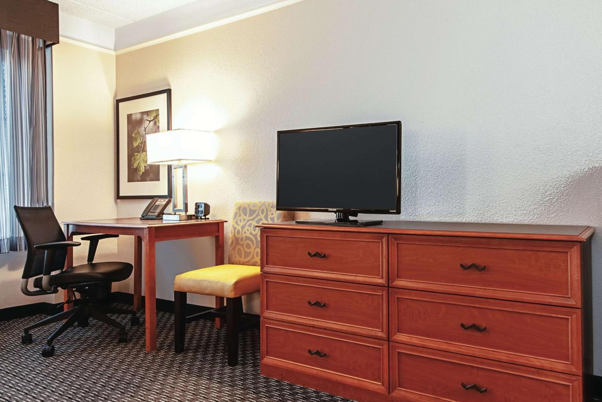 La Quinta Inn & Suites by Wyndham Ontario Airport photo 40
