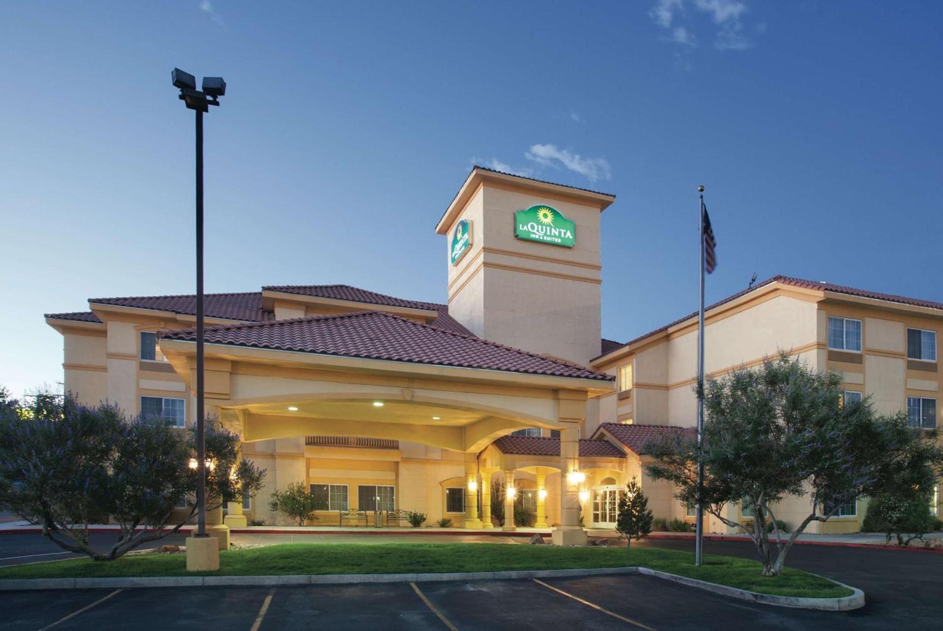 La Quinta Inn & Suites by Wyndham Albuquerque Midtown photo 1