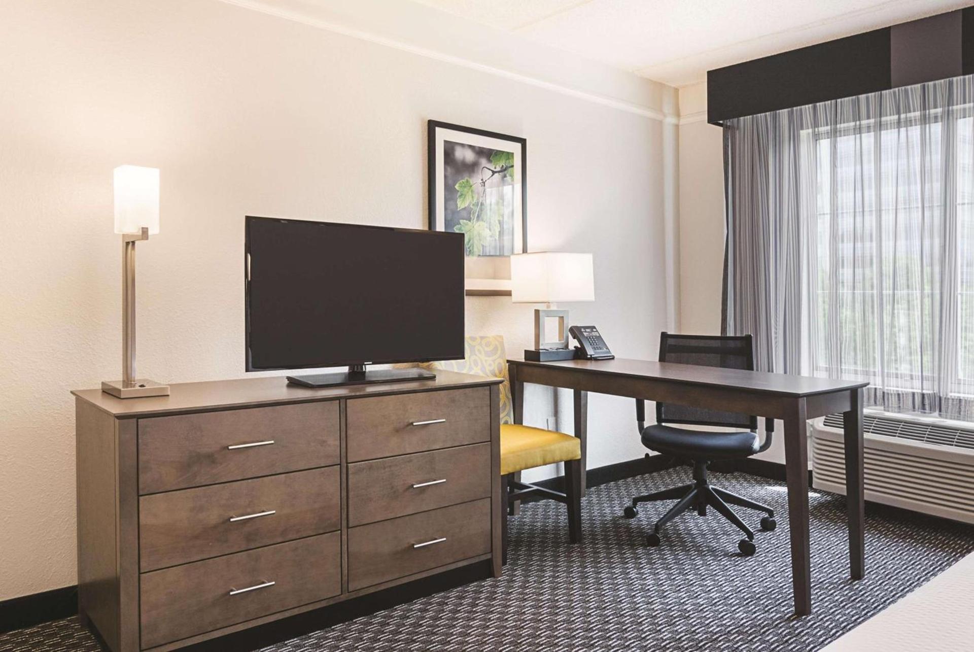La Quinta by Wyndham Atlanta Perimeter Medical photo 35
