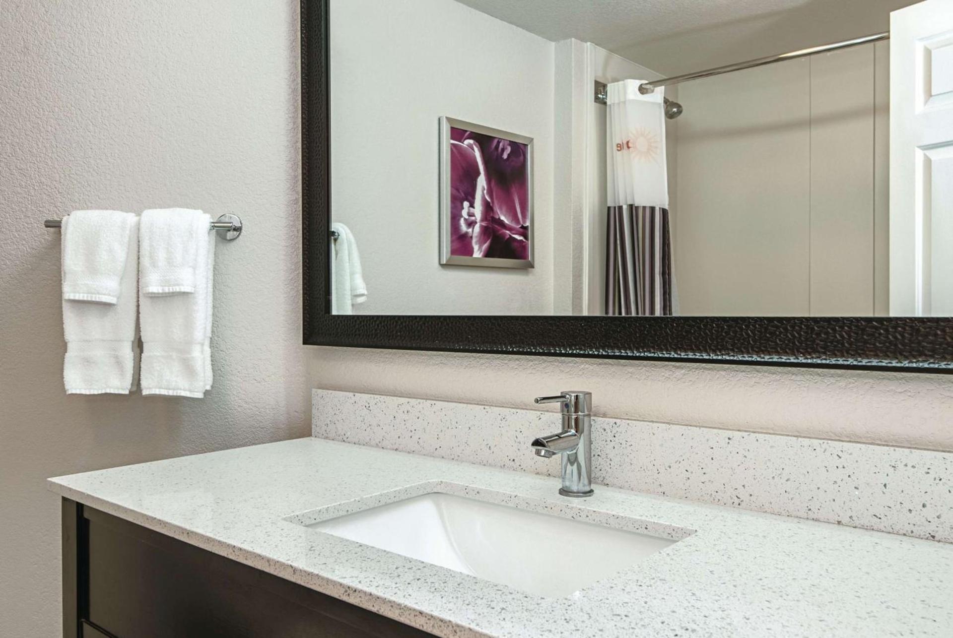 La Quinta Inn & Suites by Wyndham Ontario Airport photo 27