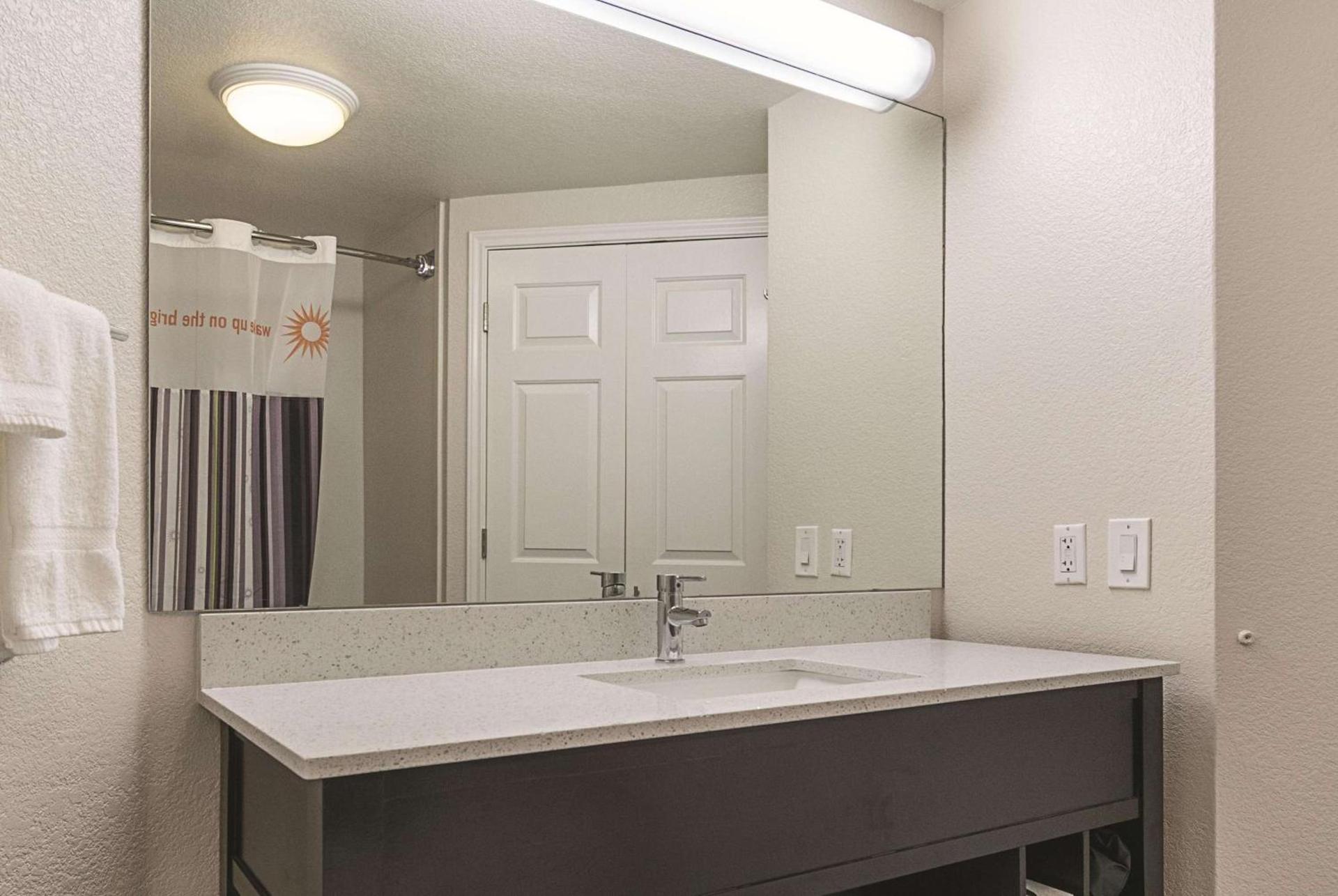 La Quinta Inn & Suites by Wyndham Ontario Airport photo 53