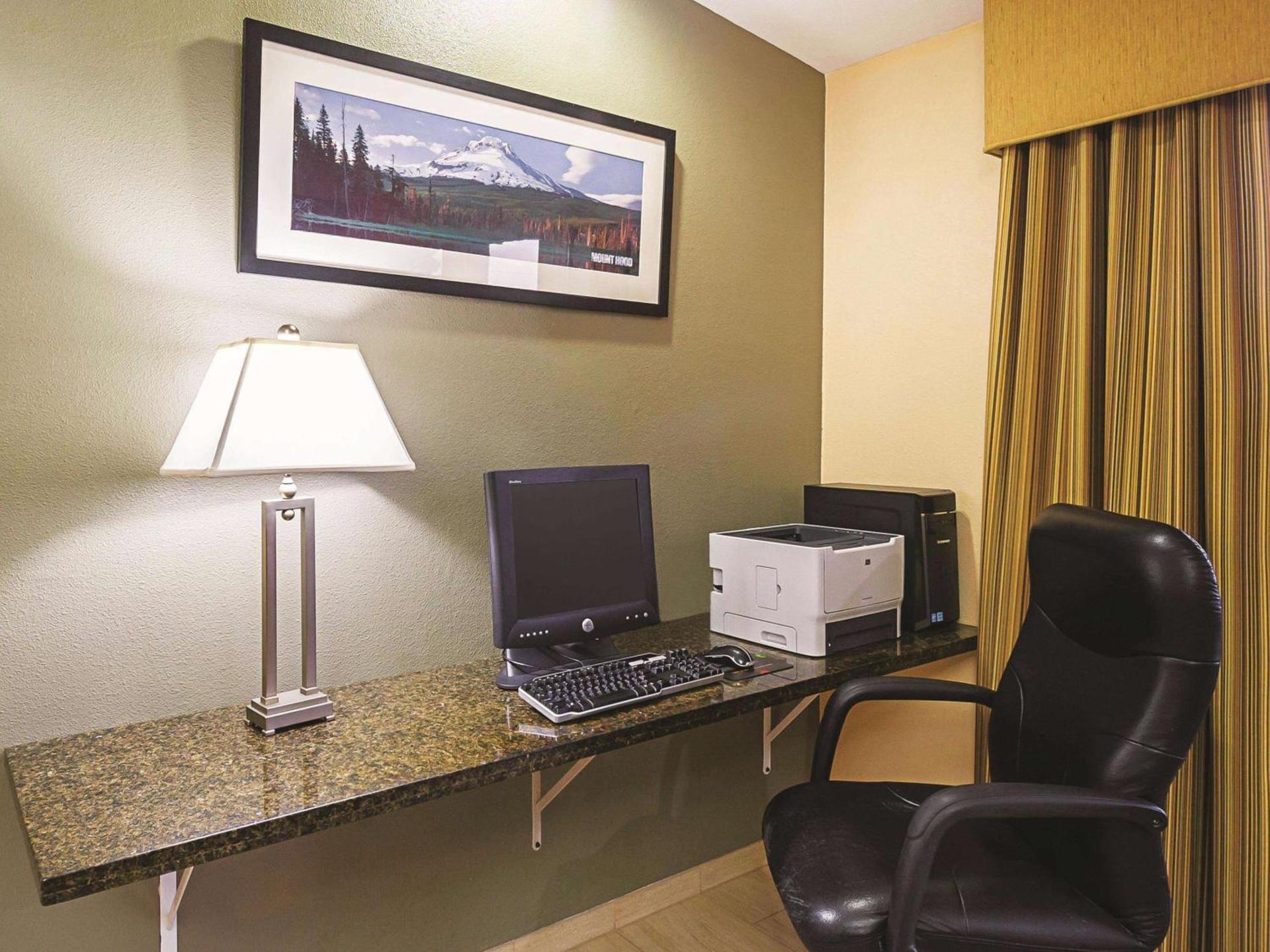 La Quinta by Wyndham Woodburn photo 36