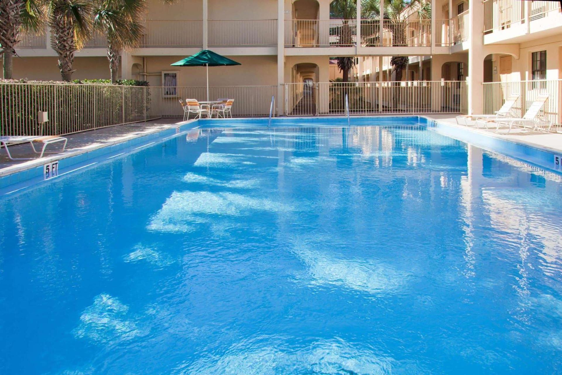 La Quinta Inn by Wyndham Tallahassee North photo 11