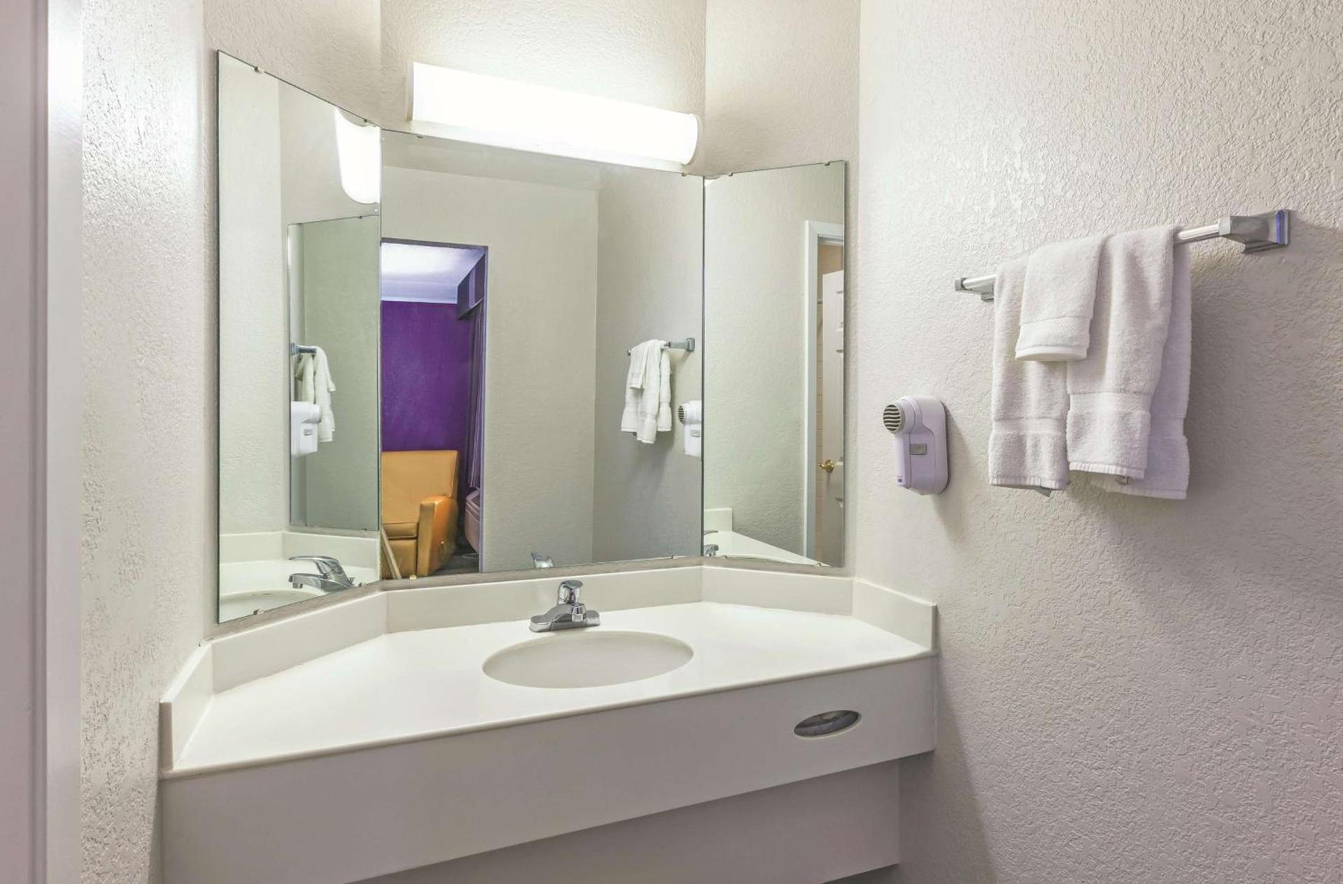 La Quinta Inn by Wyndham Midland photo 18