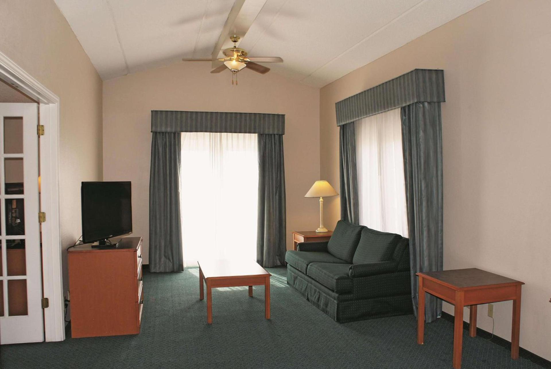 La Quinta Inn by Wyndham Clute Lake Jackson photo 37