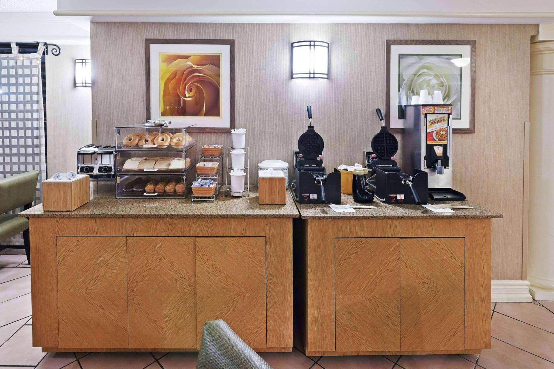 La Quinta Inn by Wyndham Amarillo Mid-City photo 76
