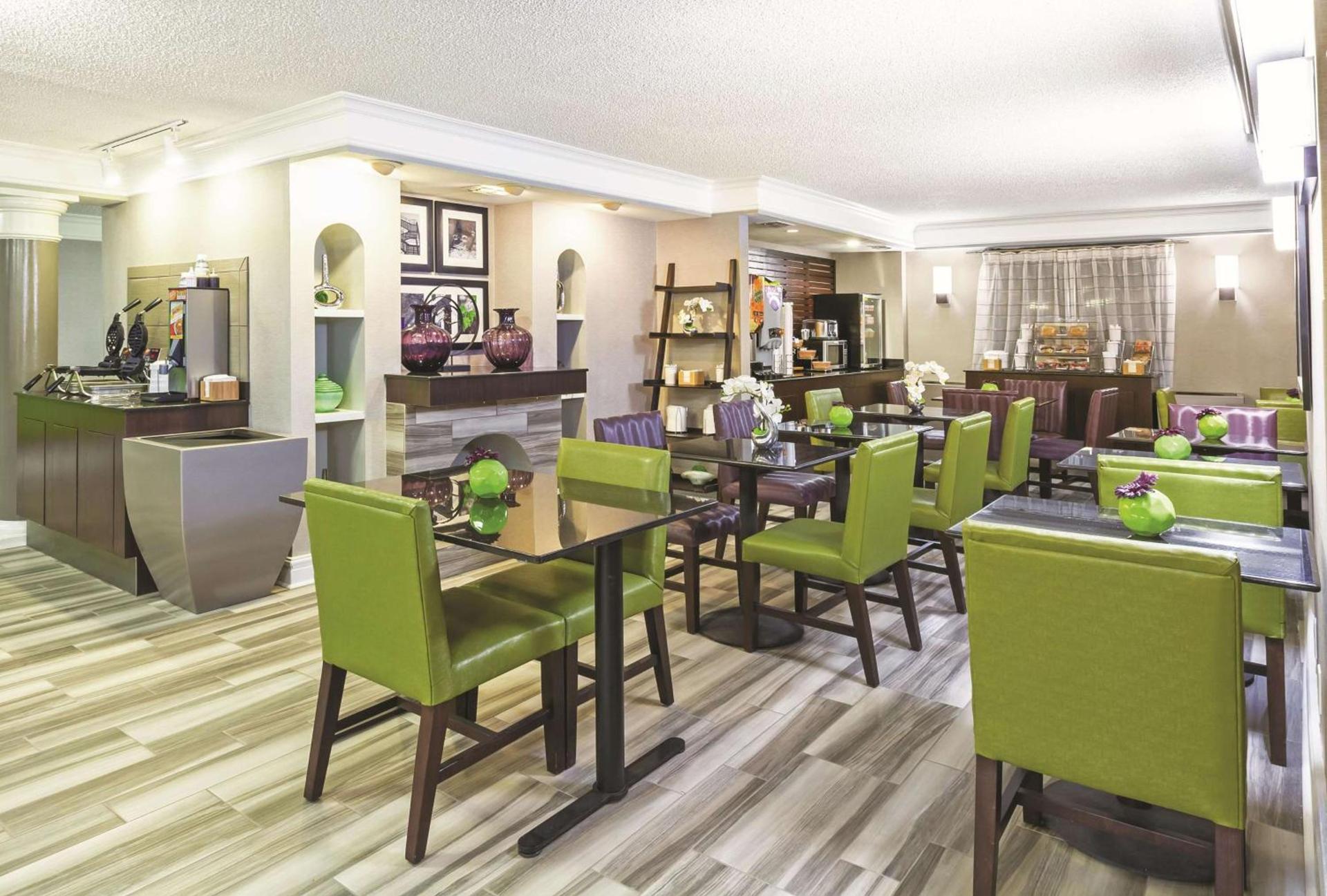 La Quinta Inn by Wyndham Midland photo 26