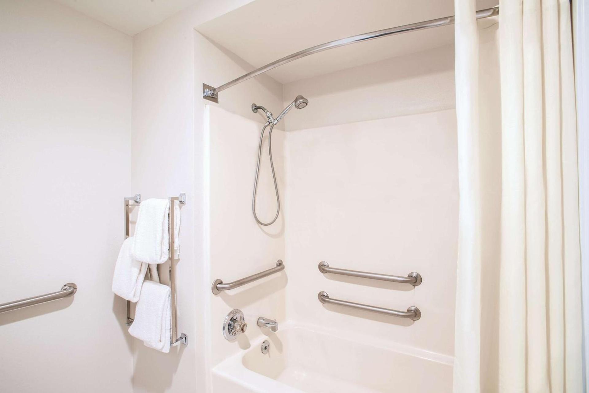 La Quinta by Wyndham DFW Airport South / Irving photo 12