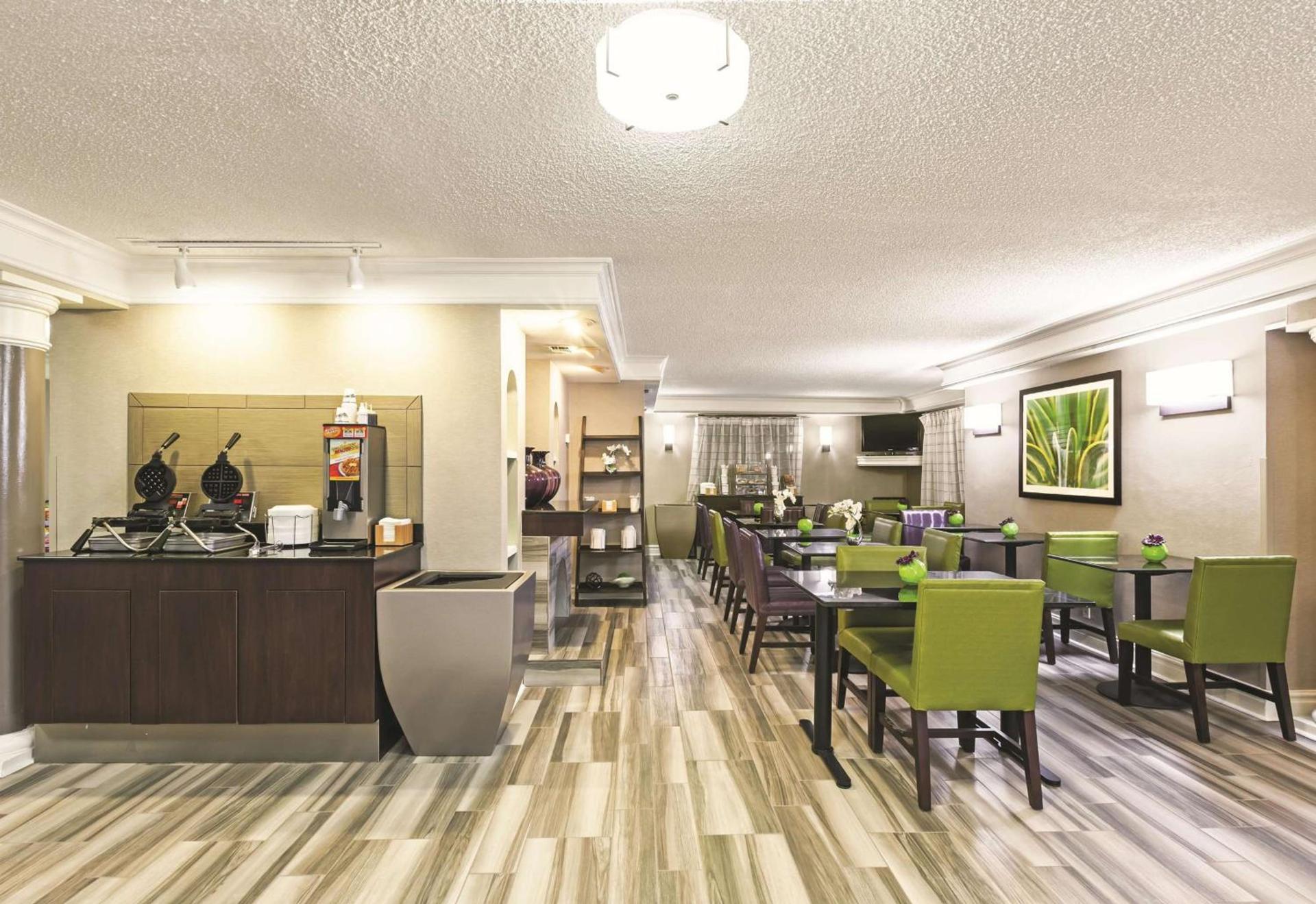 La Quinta Inn by Wyndham Midland photo 25