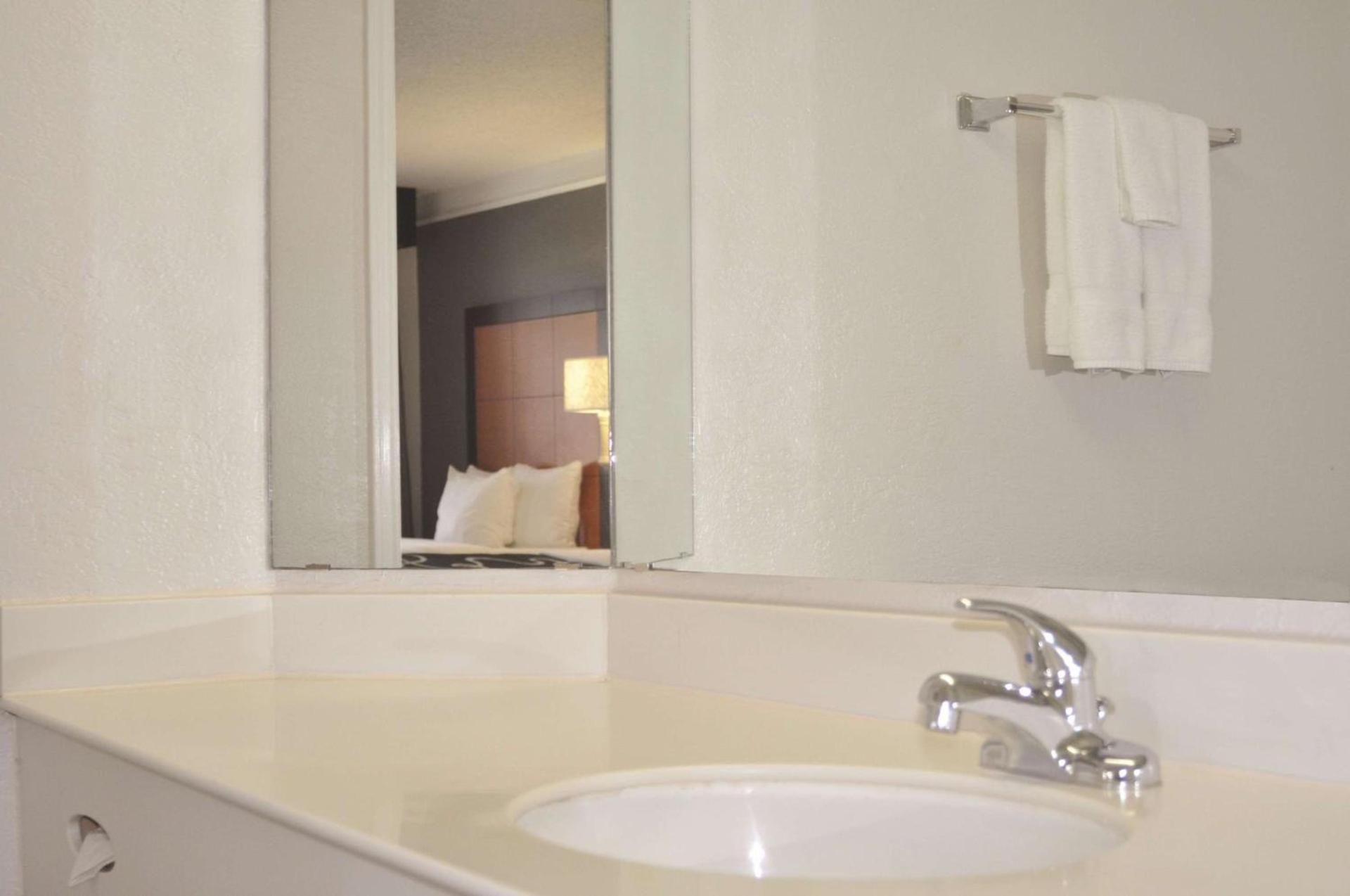 La Quinta Inn by Wyndham Dallas Uptown photo 50