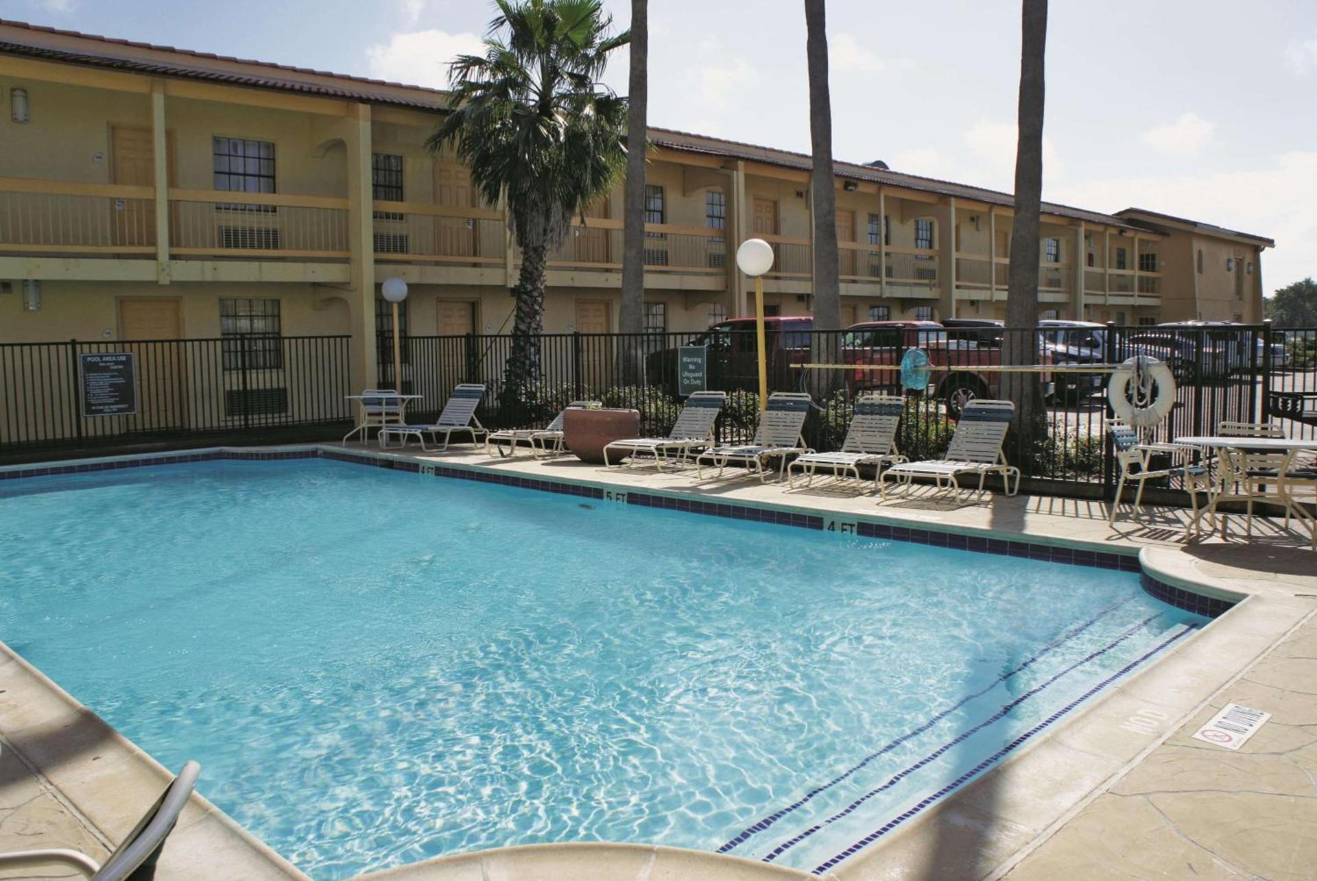 La Quinta Inn by Wyndham Clute Lake Jackson photo 31