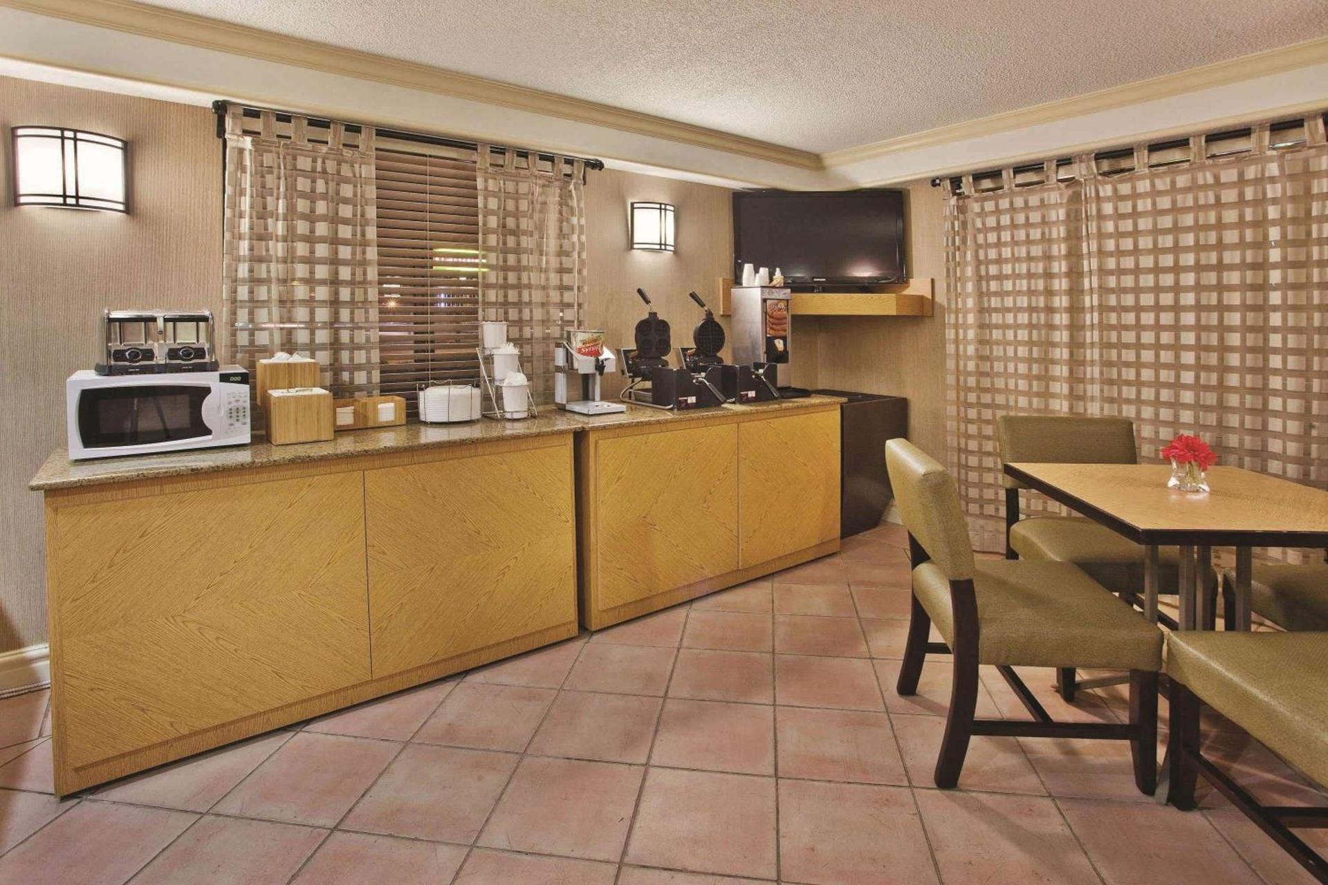 La Quinta Inn by Wyndham Savannah Midtown photo 20