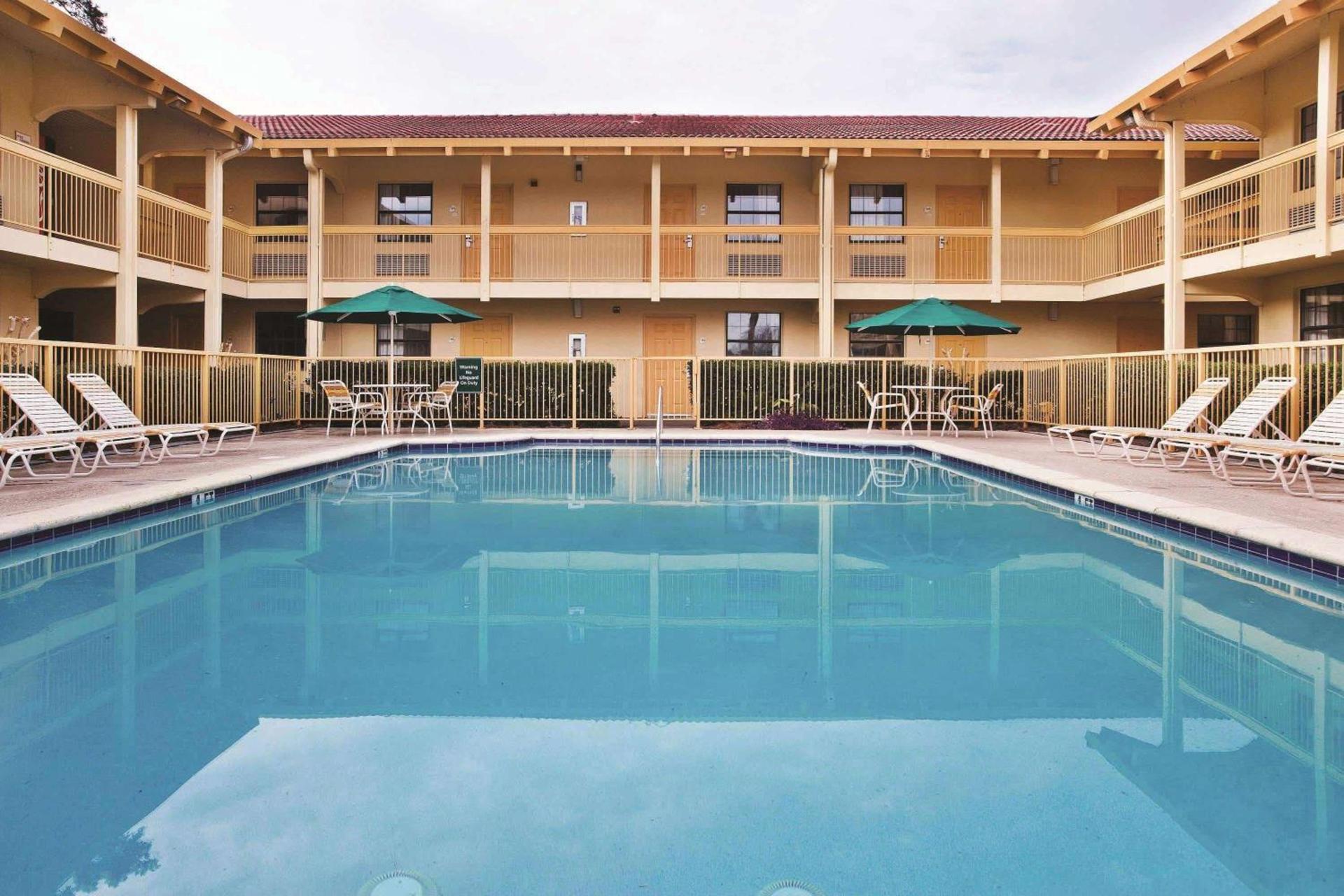 La Quinta Inn by Wyndham Savannah Midtown photo 2
