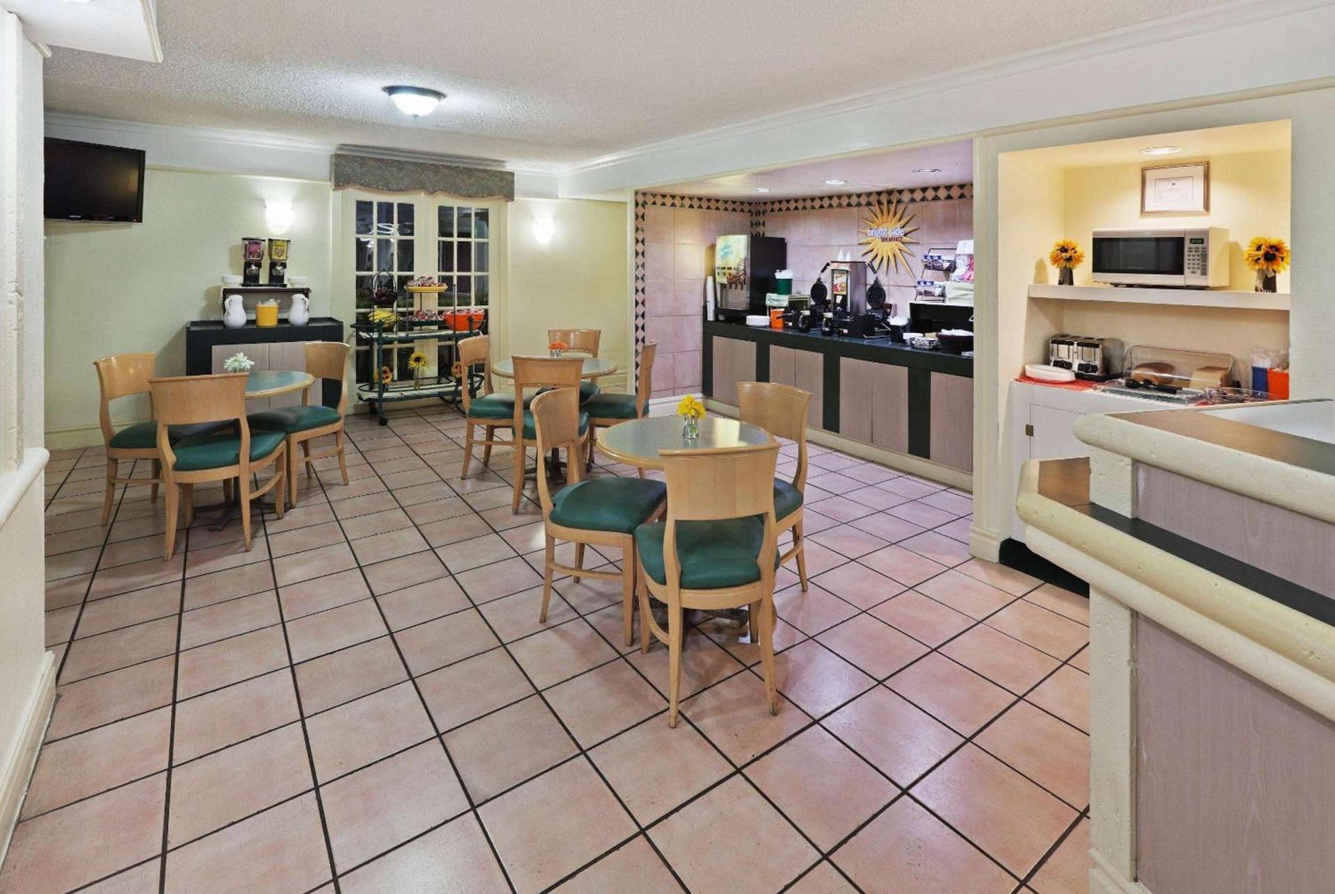 La Quinta Inn by Wyndham Austin Oltorf photo 7