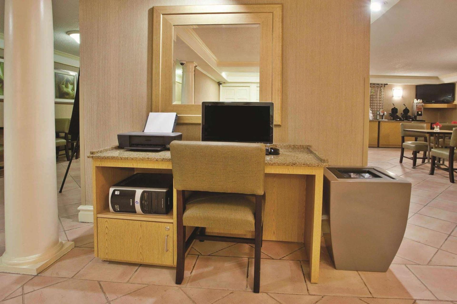 La Quinta Inn by Wyndham Savannah Midtown photo 22