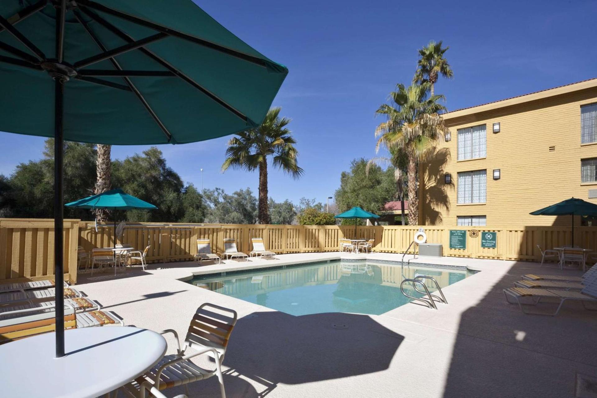 La Quinta Inn by Wyndham Phoenix Sky Harbor Airport photo 2