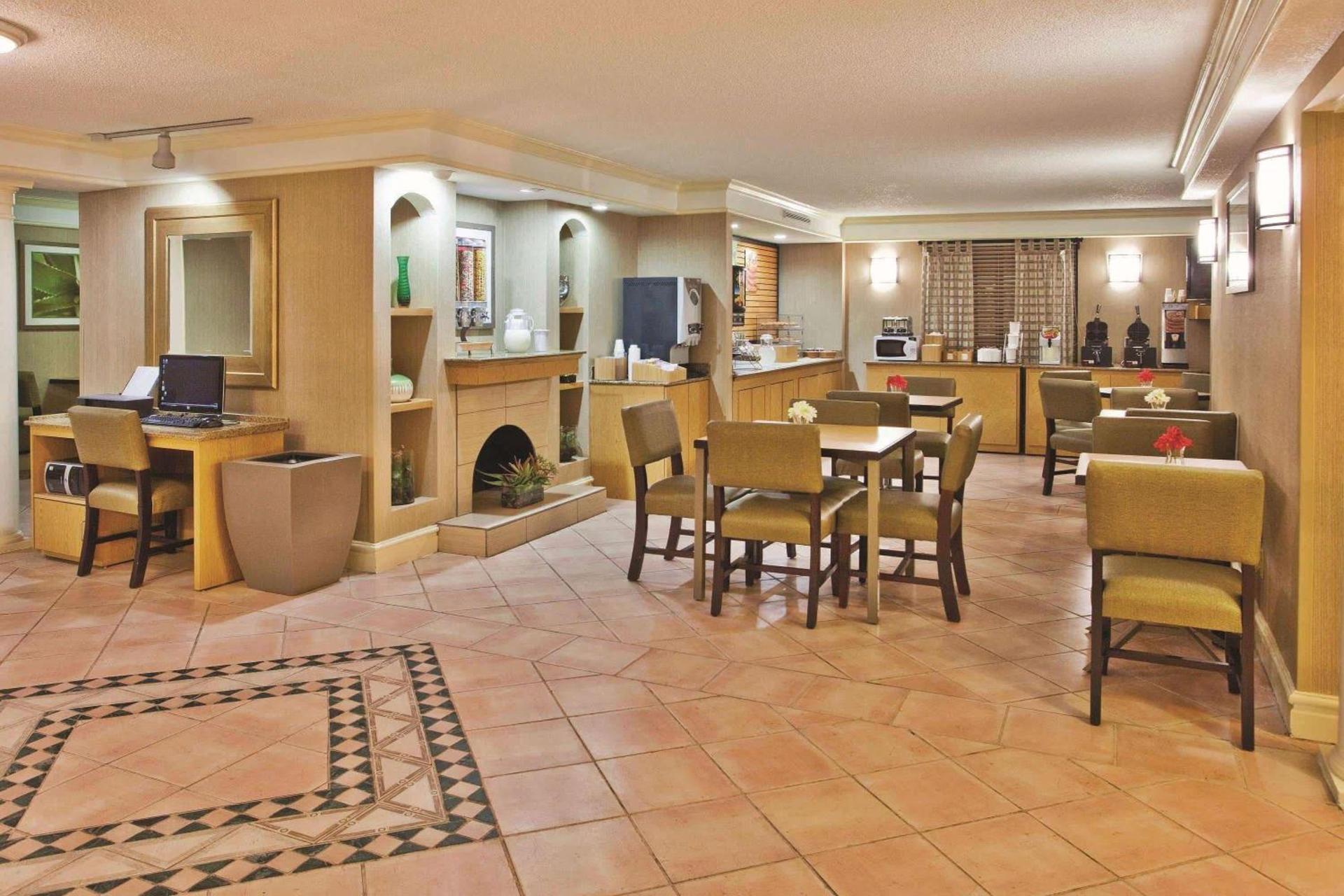La Quinta Inn by Wyndham Savannah Midtown photo 6