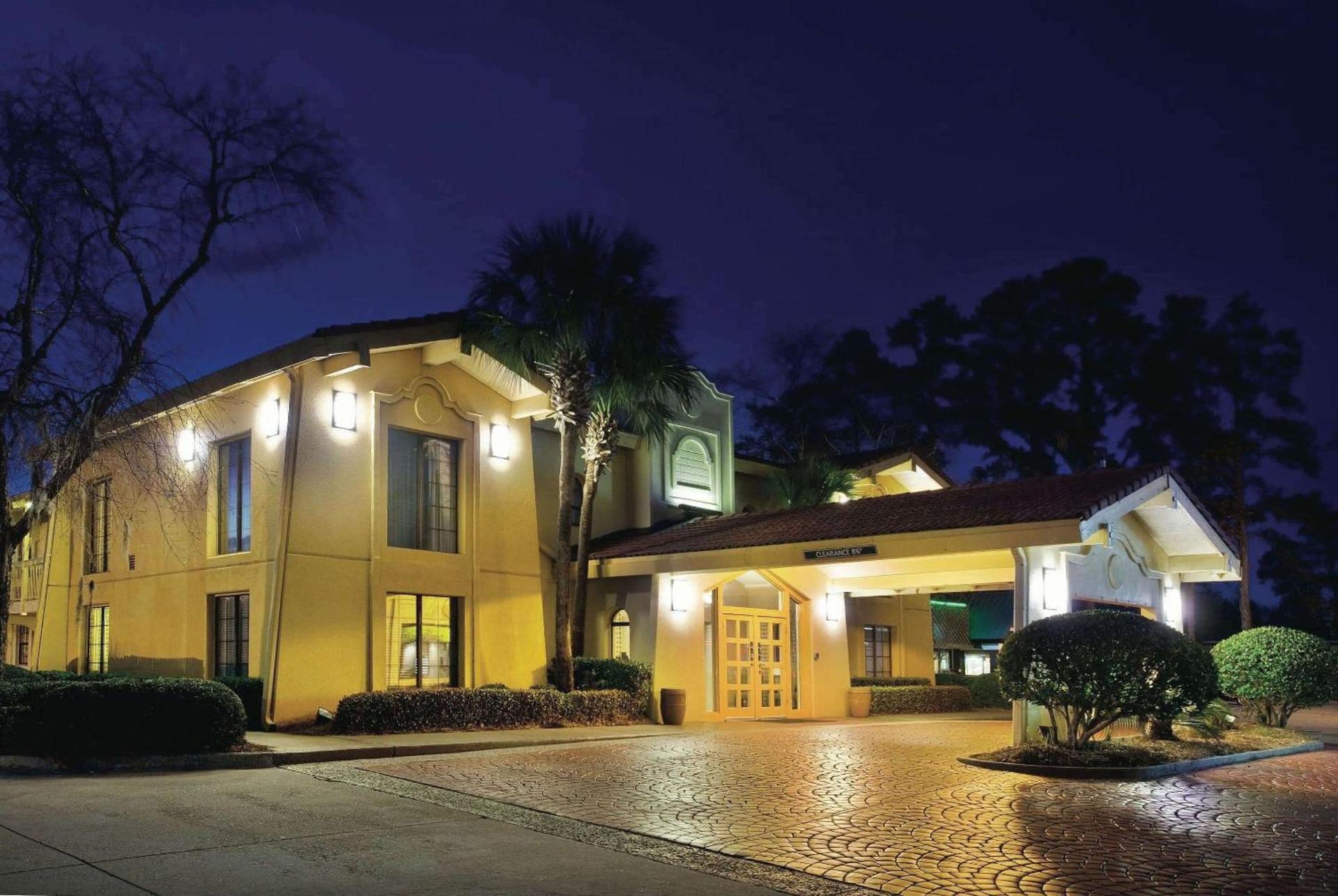 La Quinta Inn by Wyndham Savannah Midtown photo 4