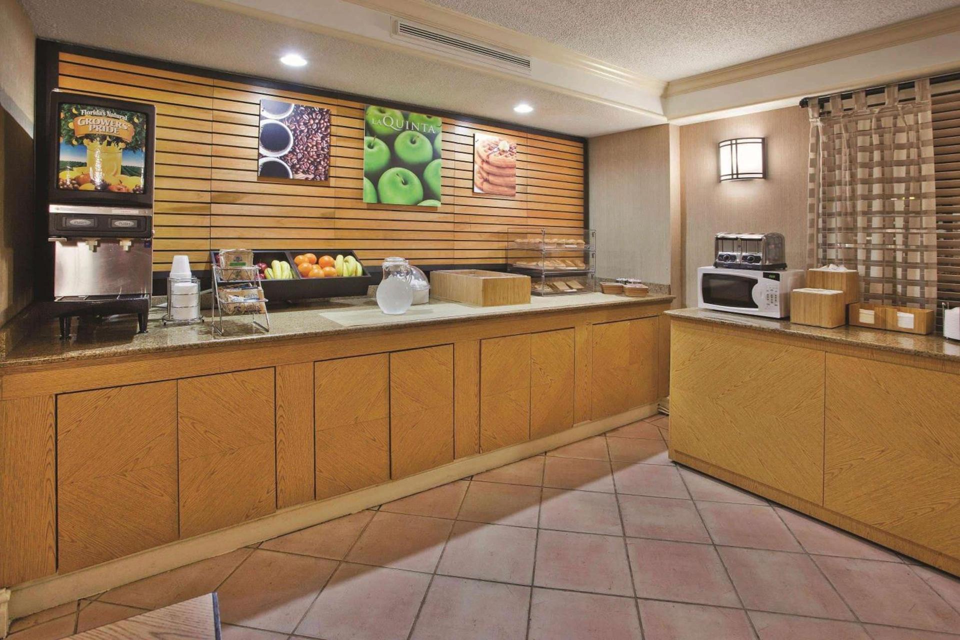 La Quinta Inn by Wyndham Savannah Midtown photo 21