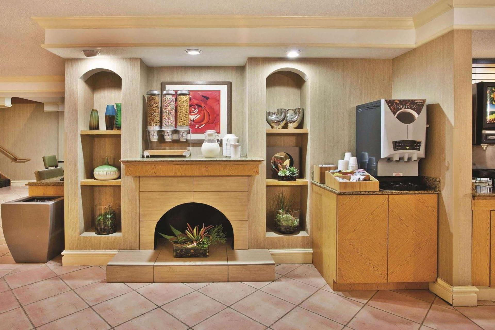 La Quinta Inn by Wyndham Savannah Midtown photo 17