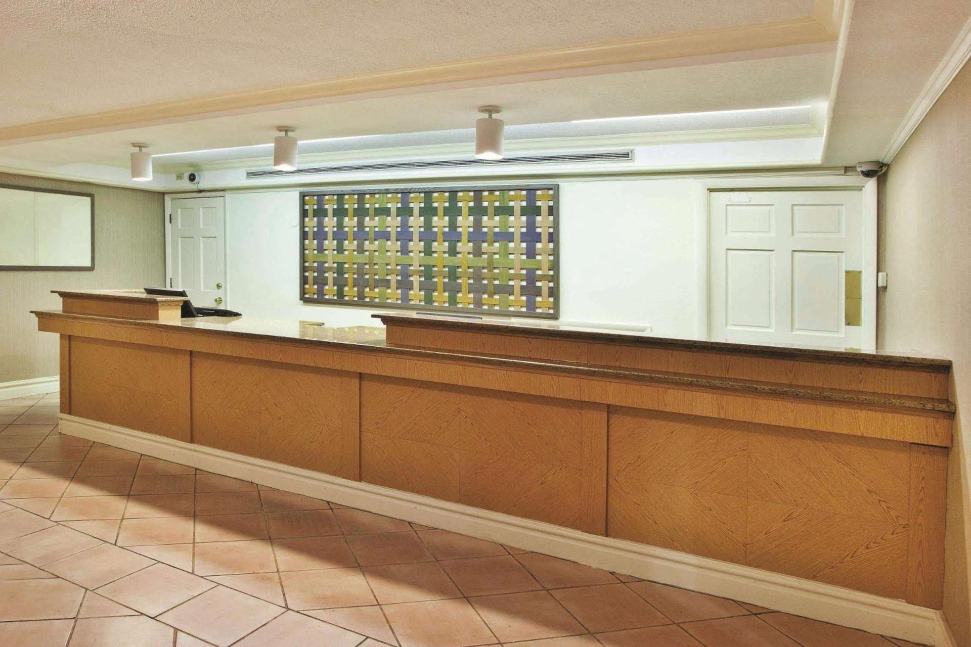 La Quinta Inn by Wyndham Savannah Midtown photo 7