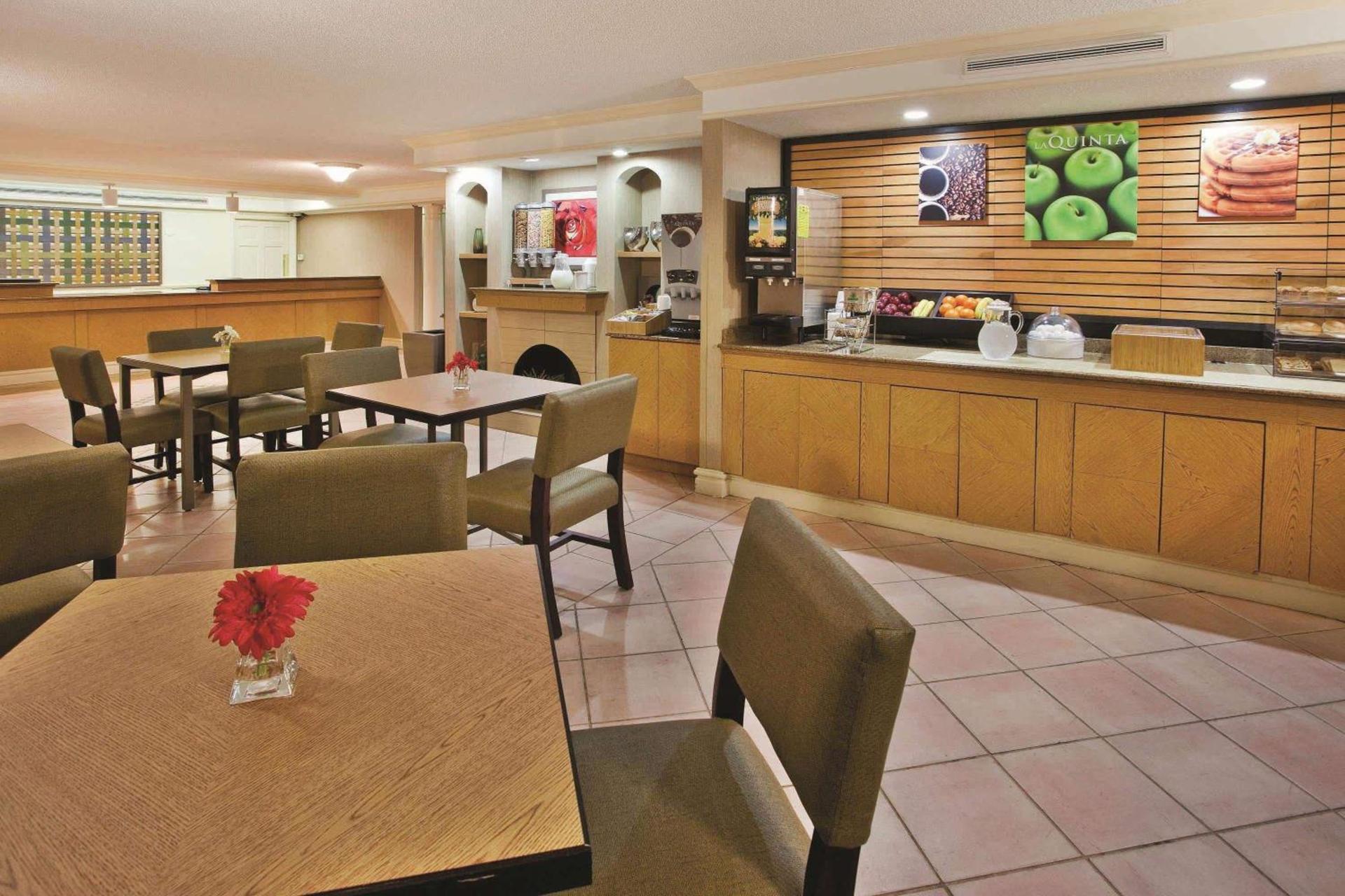 La Quinta Inn by Wyndham Savannah Midtown photo 19