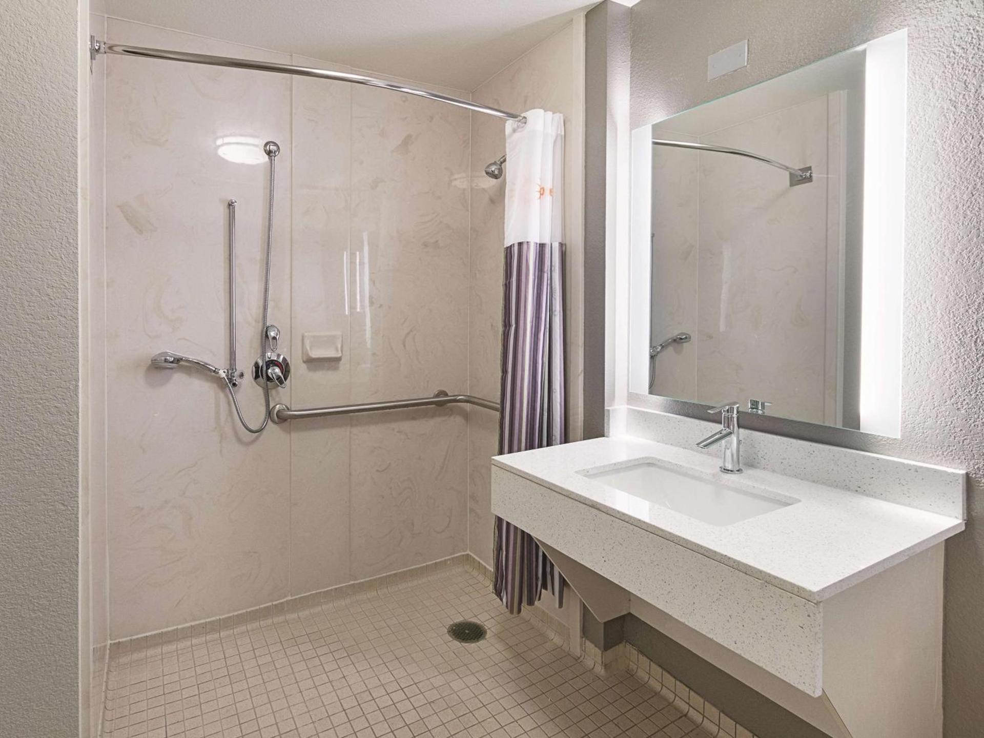 La Quinta by Wyndham Arlington North 6 Flags Dr photo 15