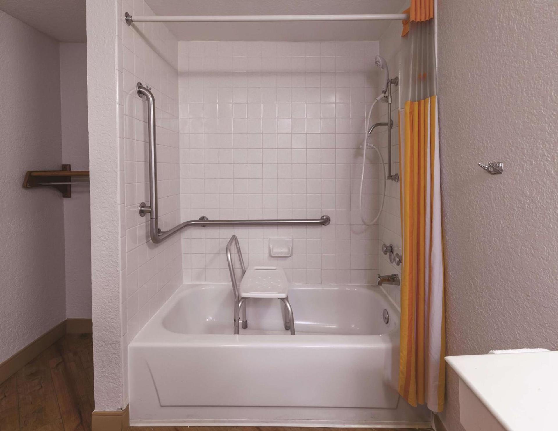 Travelodge by Wyndham Houston Cy-Fair photo 21