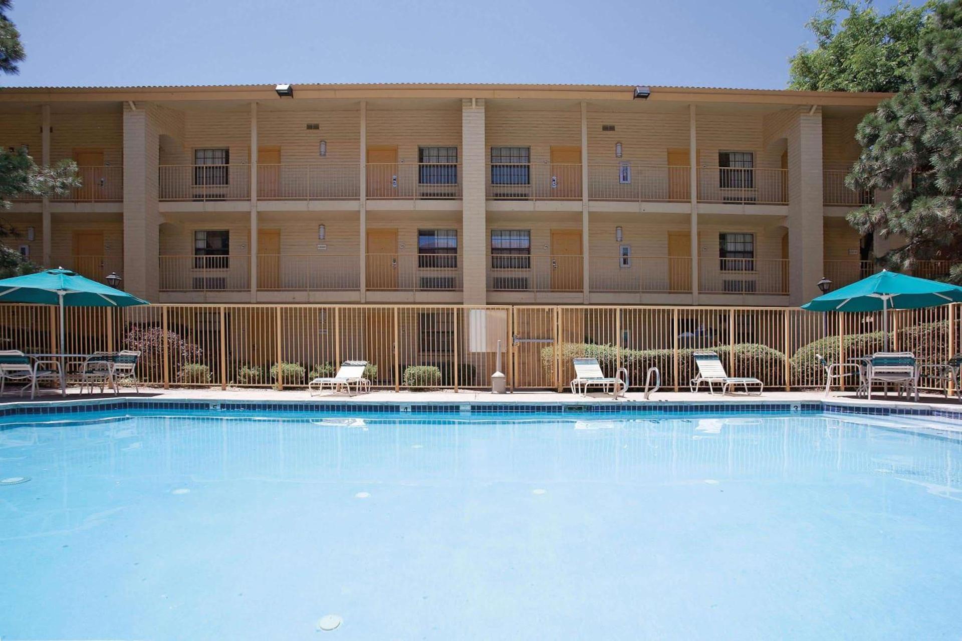 Travelodge by Wyndham Golden-Denver photo 9