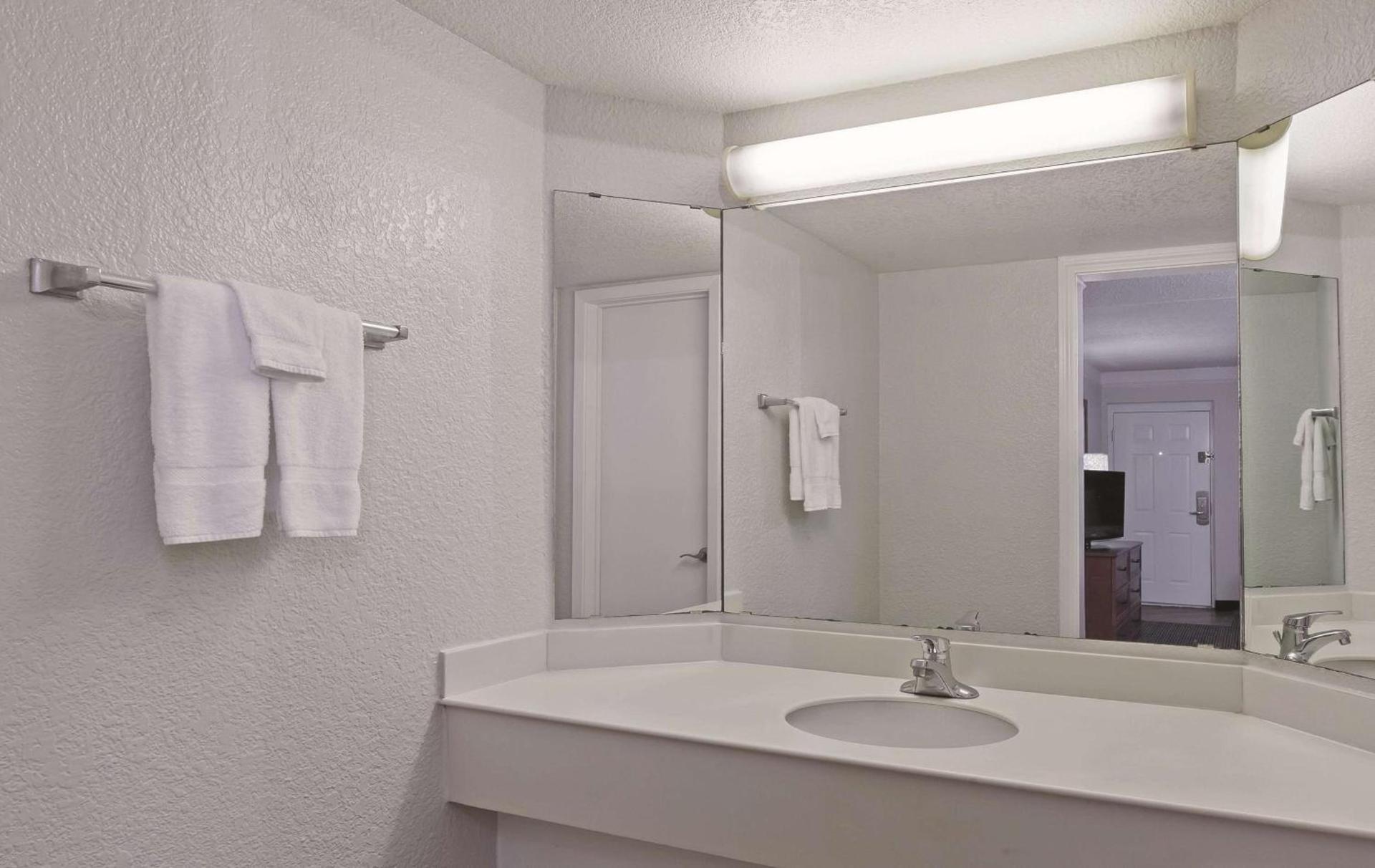 Travelodge by Wyndham Houston Cy-Fair photo 29