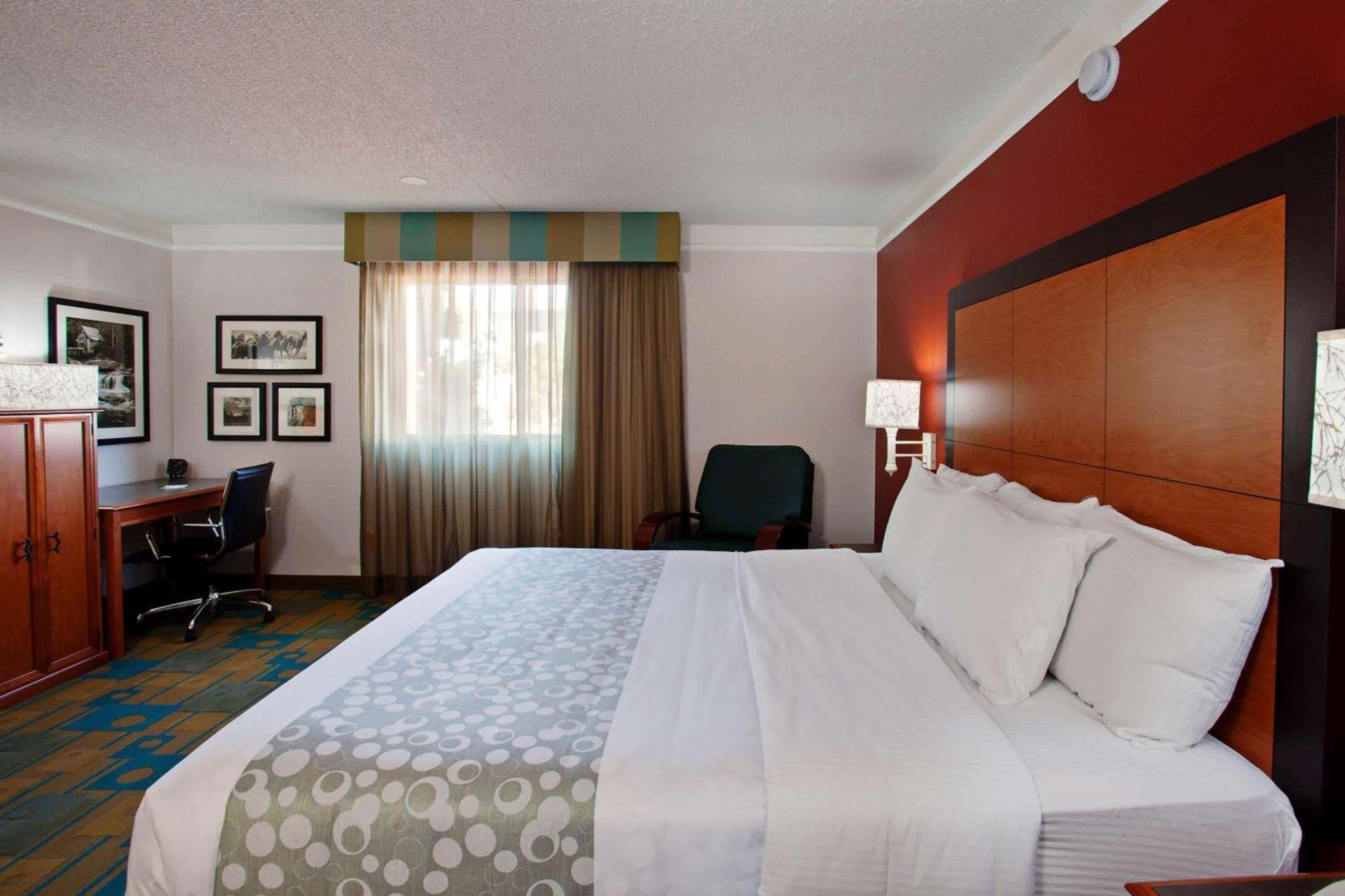 La Quinta Inn & Suites by Wyndham Irvine Spectrum photo 11