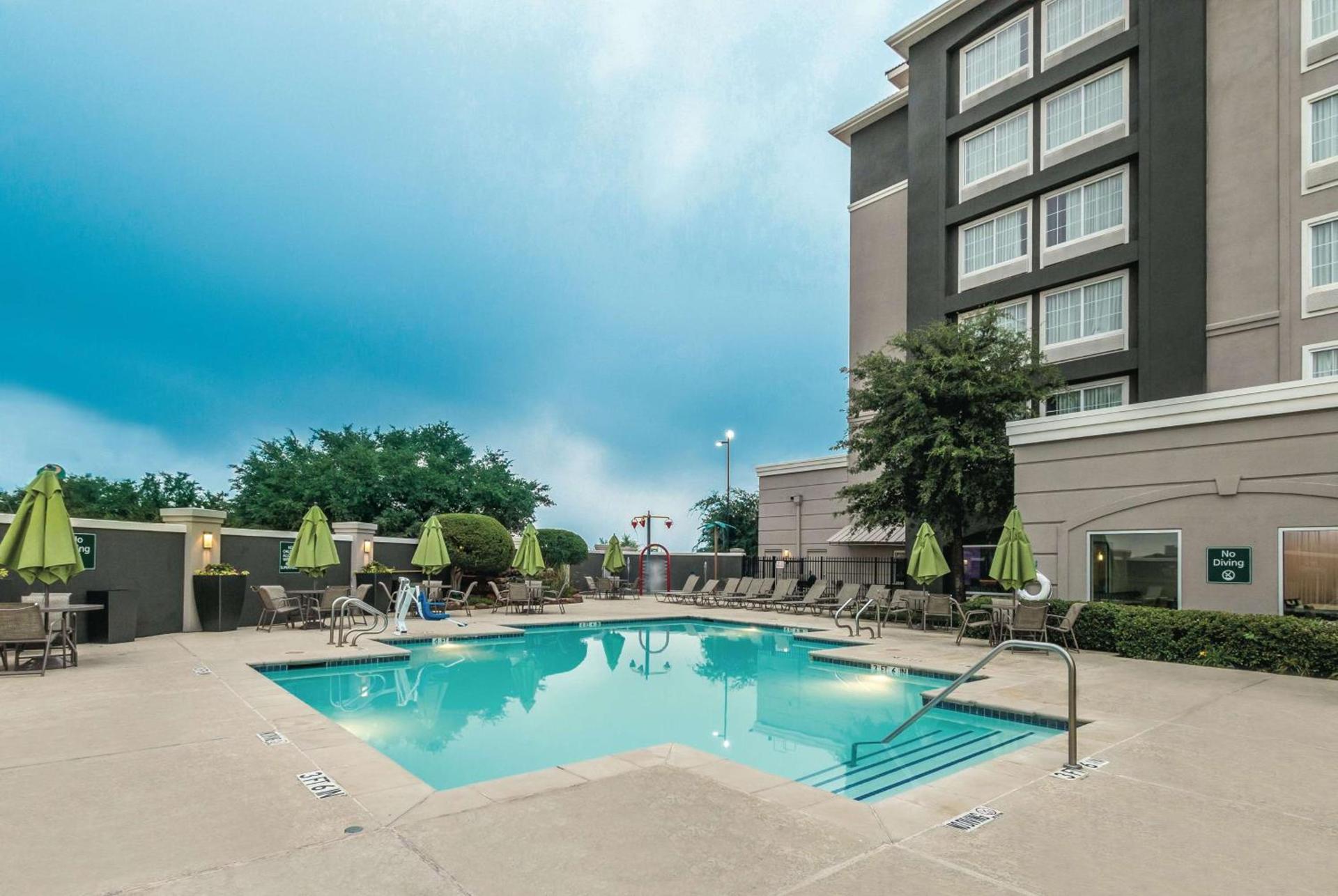 La Quinta by Wyndham Arlington North 6 Flags Dr photo 8