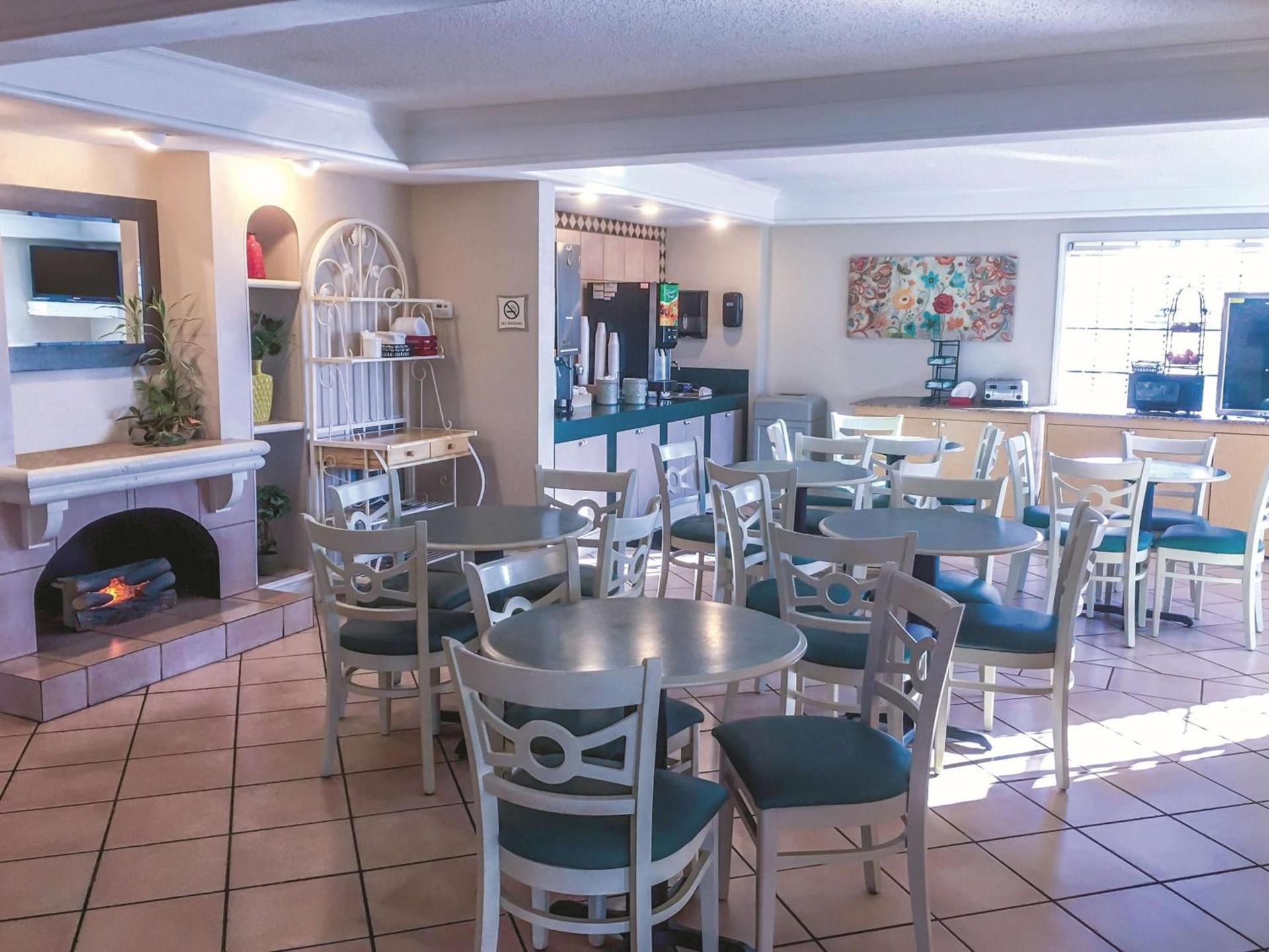 La Quinta Inn by Wyndham Moline Airport photo 30