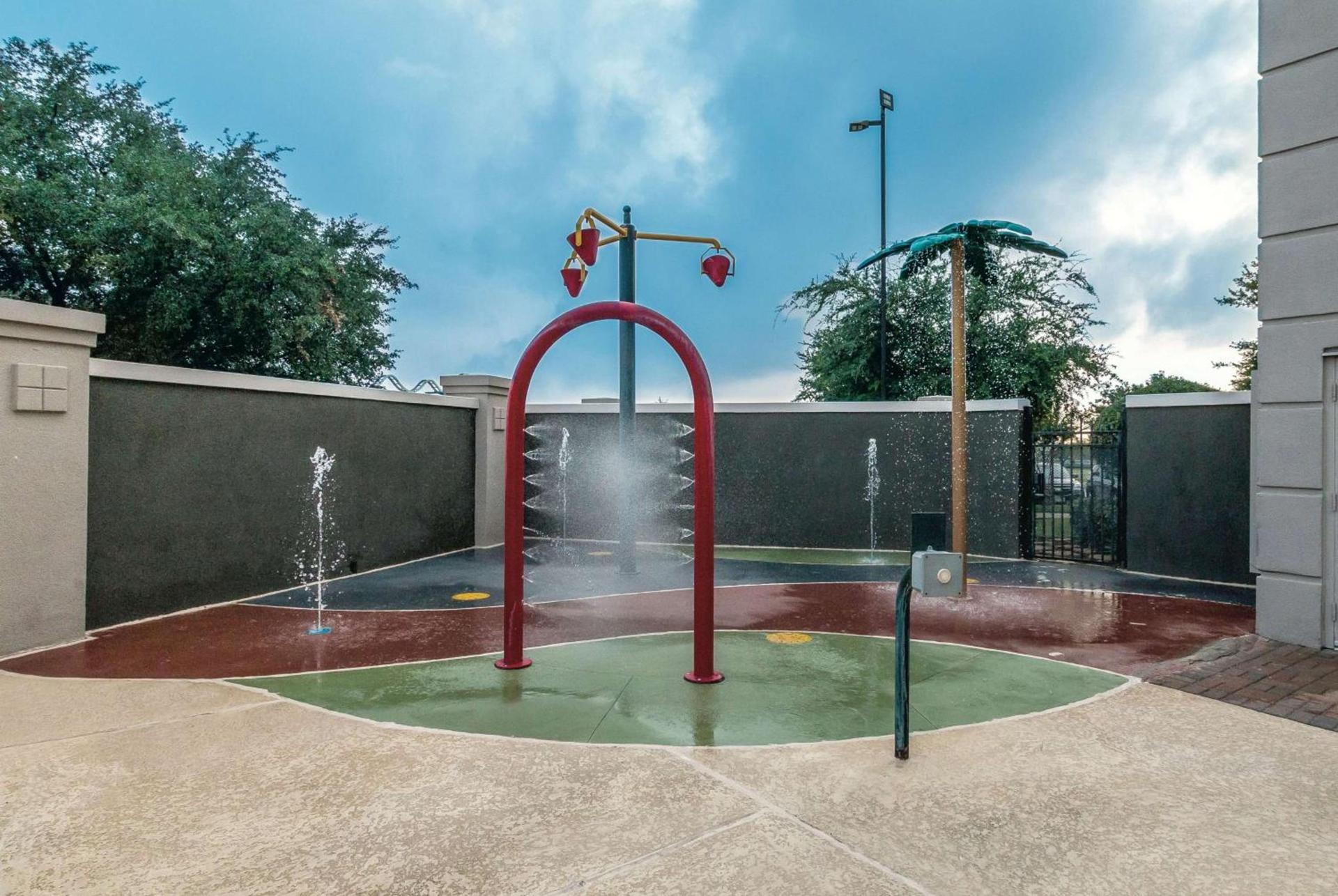 La Quinta by Wyndham Arlington North 6 Flags Dr photo 9