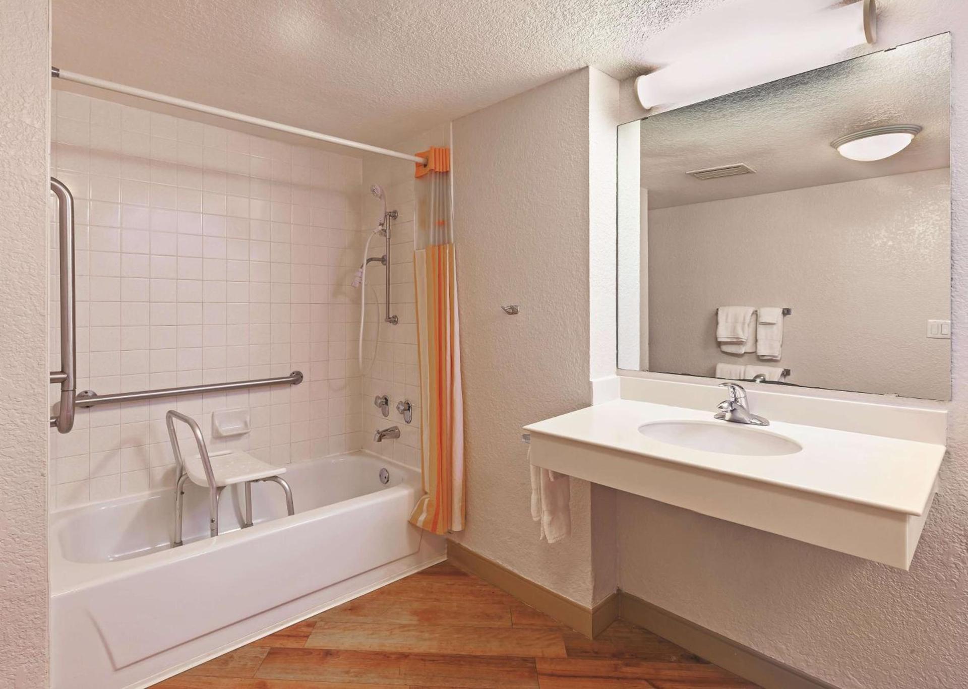Travelodge by Wyndham Houston Cy-Fair photo 12