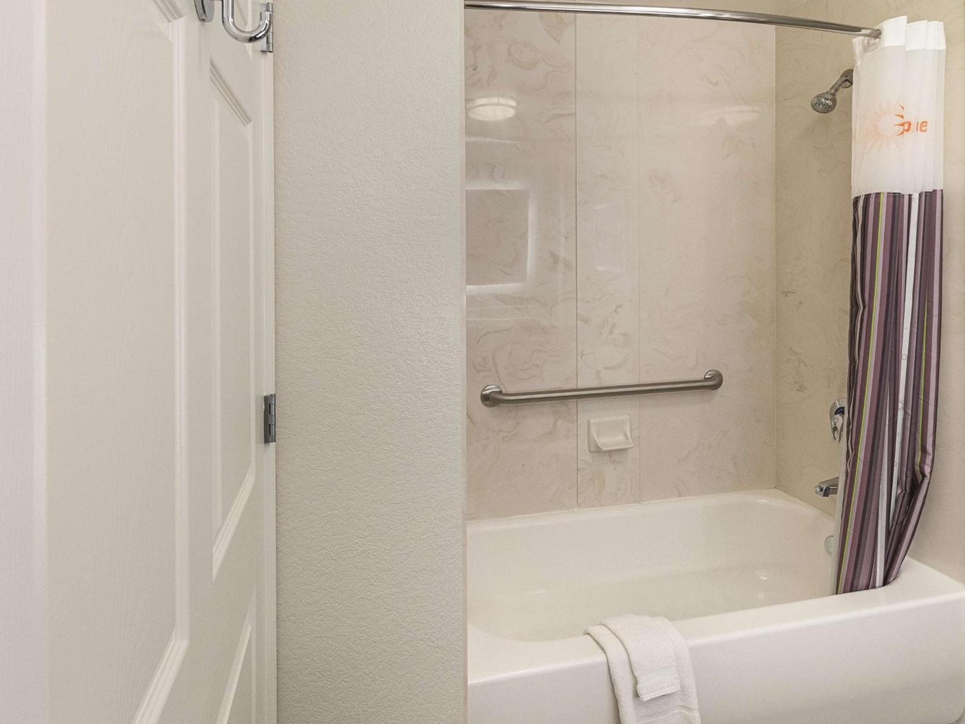 La Quinta by Wyndham Arlington North 6 Flags Dr photo 14