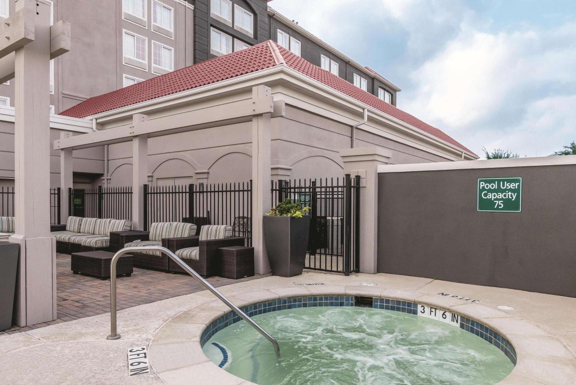 La Quinta by Wyndham Arlington North 6 Flags Dr photo 11