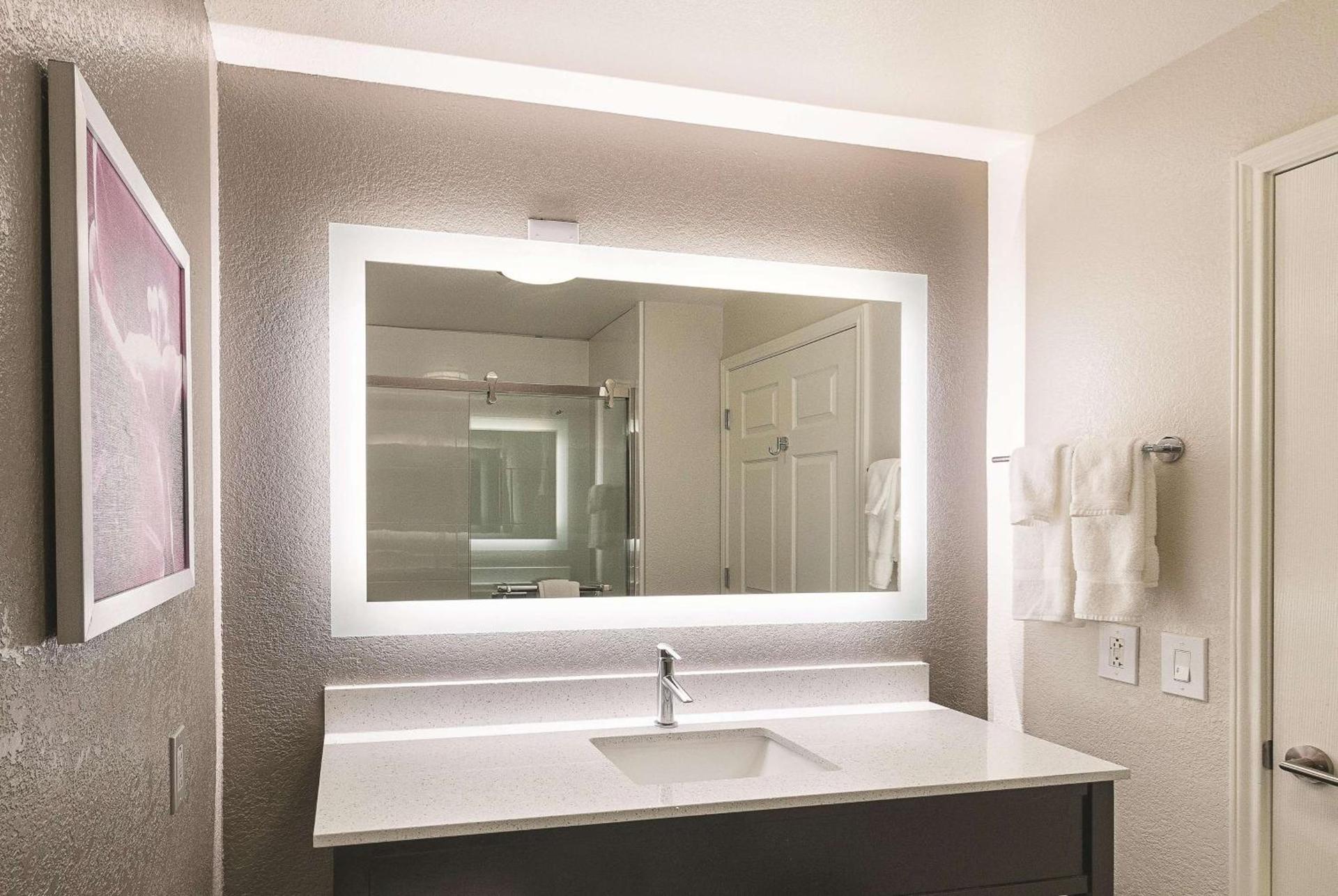 La Quinta by Wyndham Arlington North 6 Flags Dr photo 31