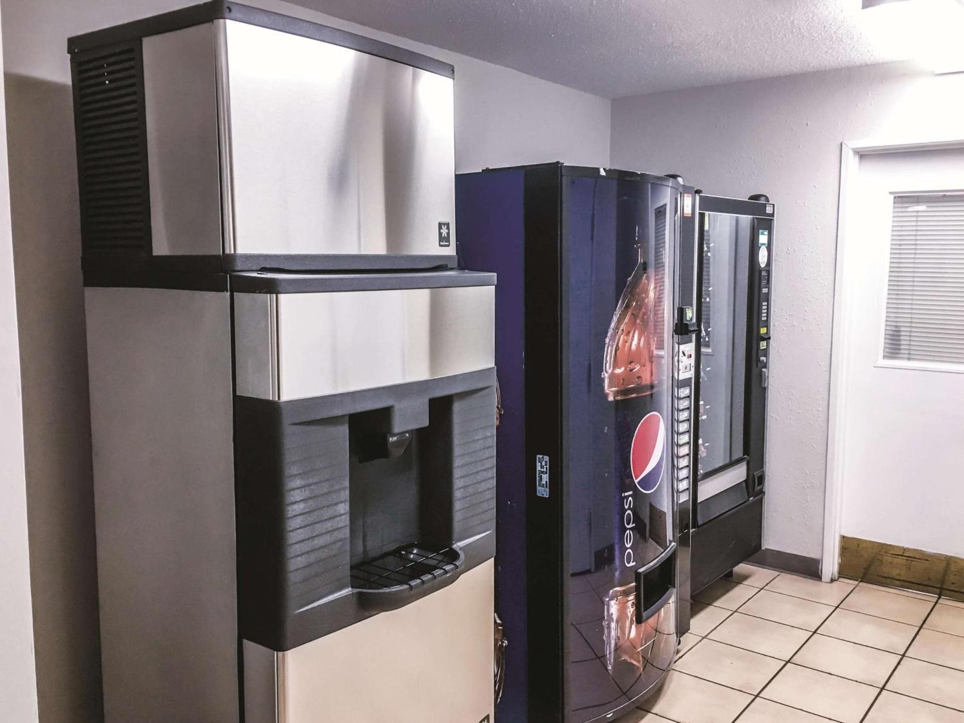 La Quinta Inn by Wyndham Moline Airport photo 29