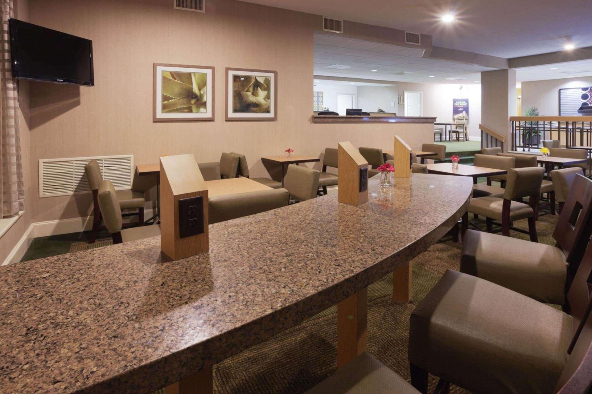La Quinta by Wyndham Houston Stafford Sugarland photo 12