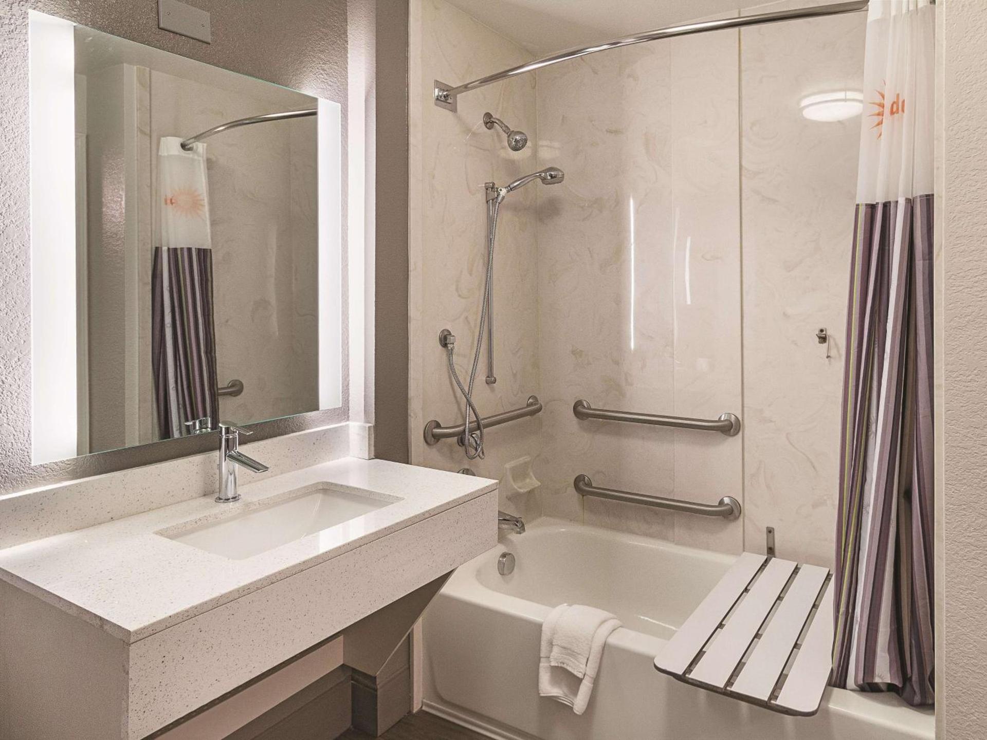La Quinta by Wyndham Arlington North 6 Flags Dr photo 25