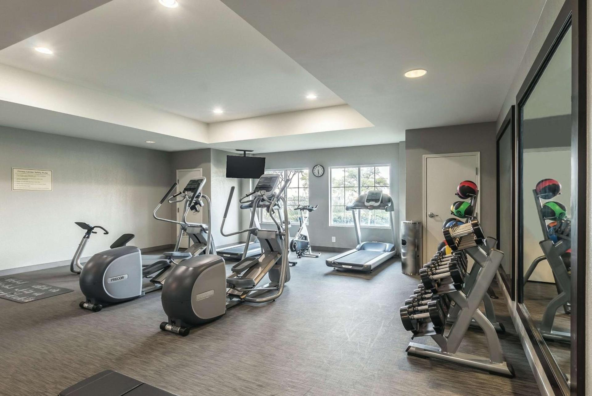 La Quinta by Wyndham Arlington North 6 Flags Dr photo 12