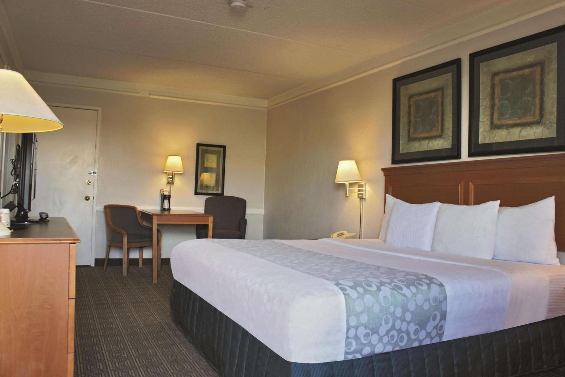 La Quinta Inn by Wyndham Albuquerque Airport photo 12