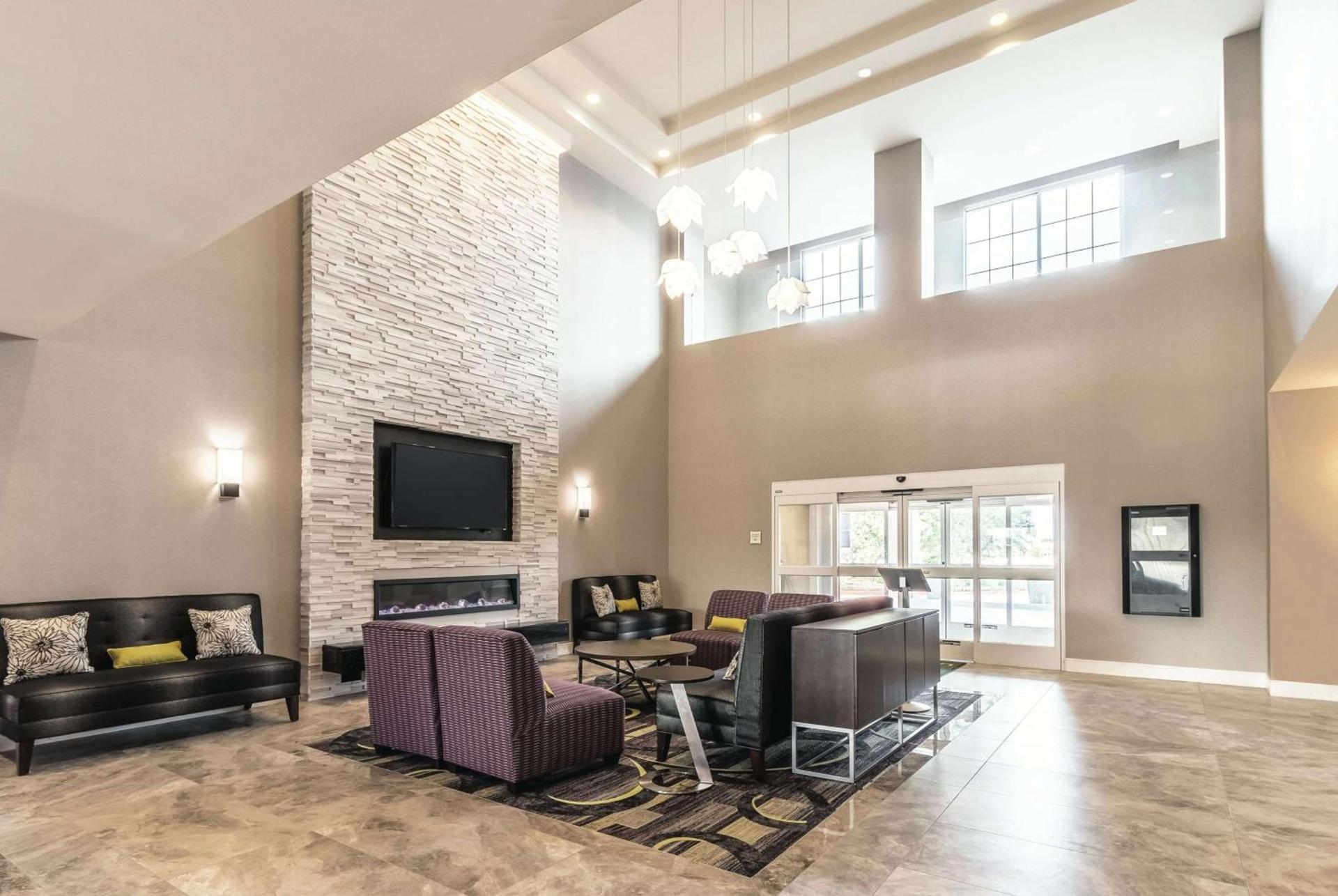 La Quinta by Wyndham Arlington North 6 Flags Dr photo 7