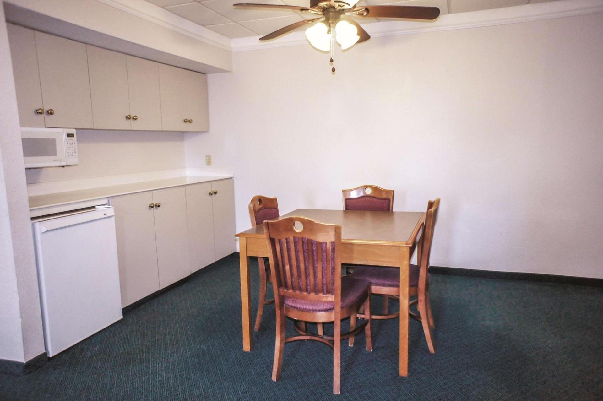 La Quinta Inn by Wyndham Moline Airport photo 19