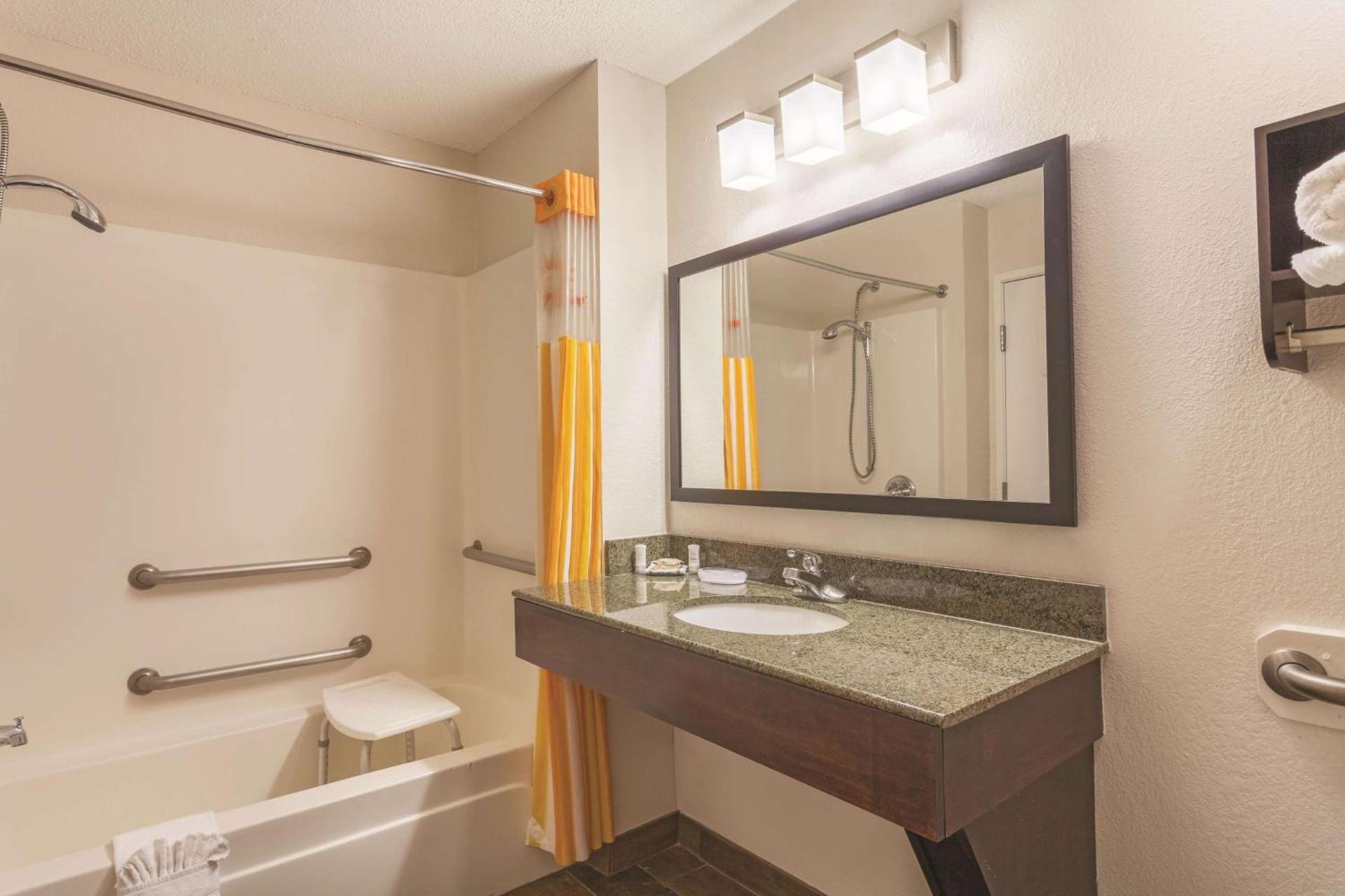 La Quinta by Wyndham Elizabethtown photo 7