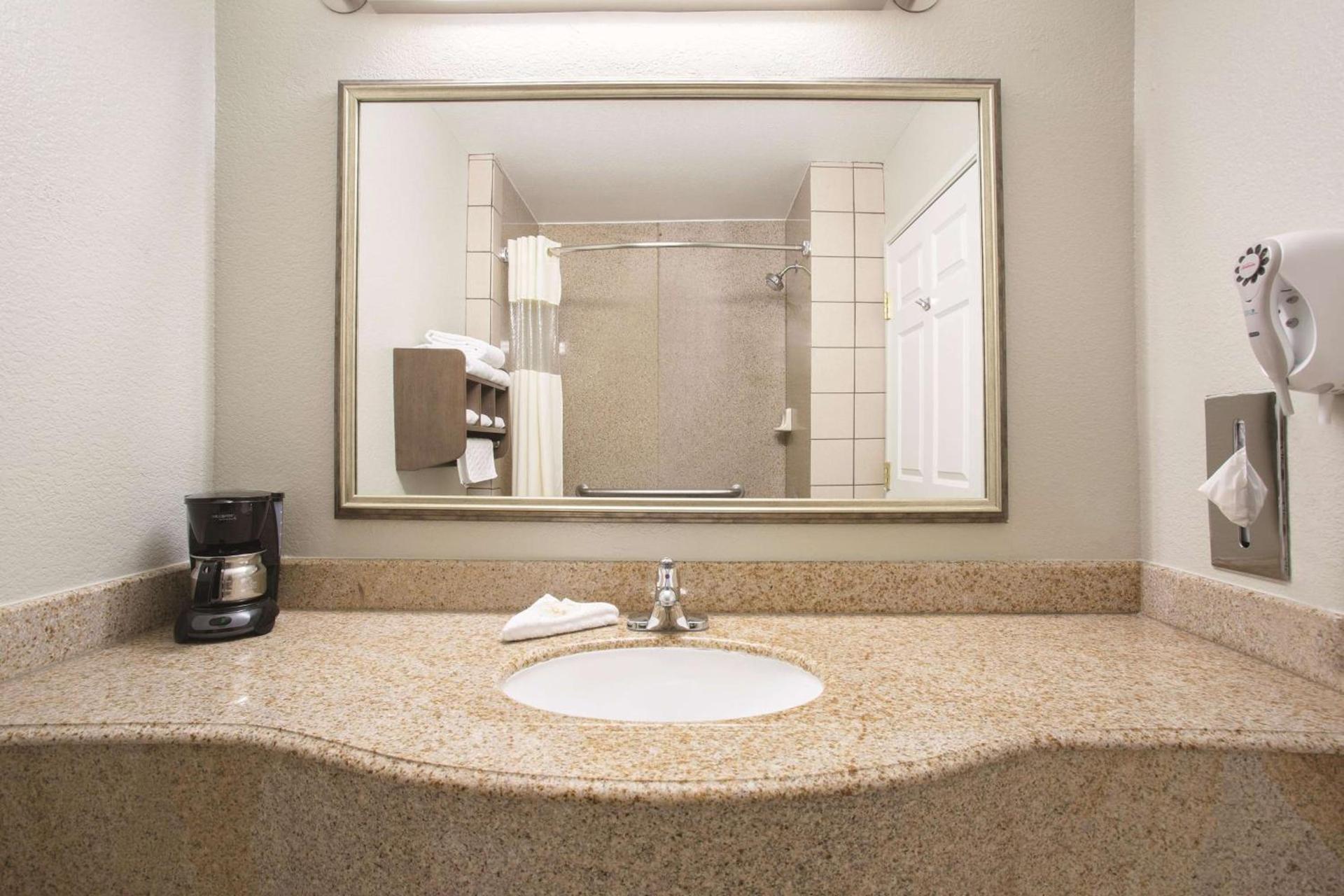 La Quinta by Wyndham Gallup photo 17
