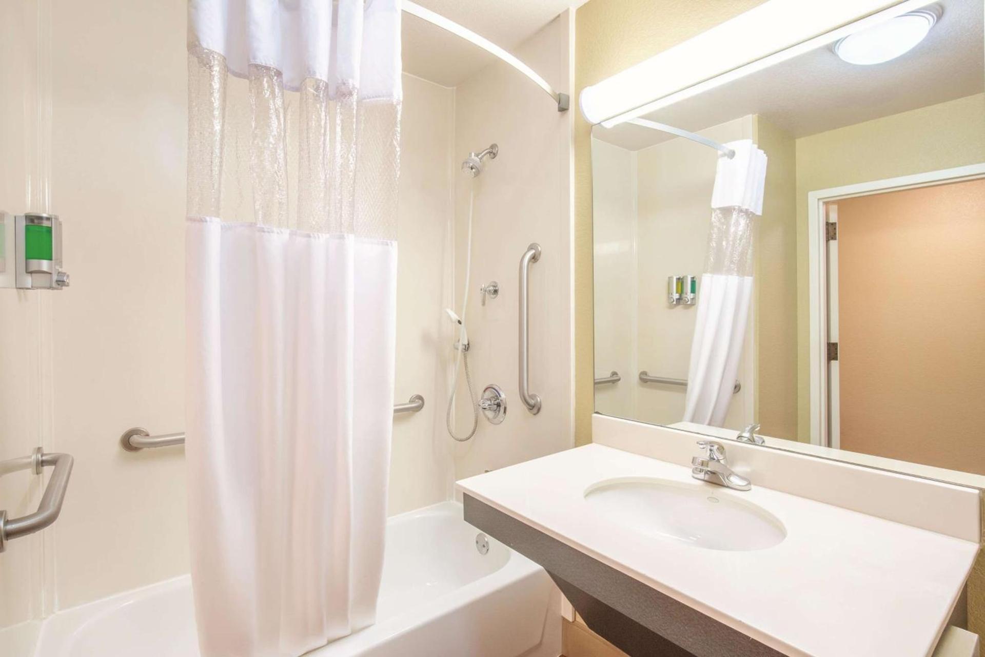 La Quinta by Wyndham Bentonville photo 11